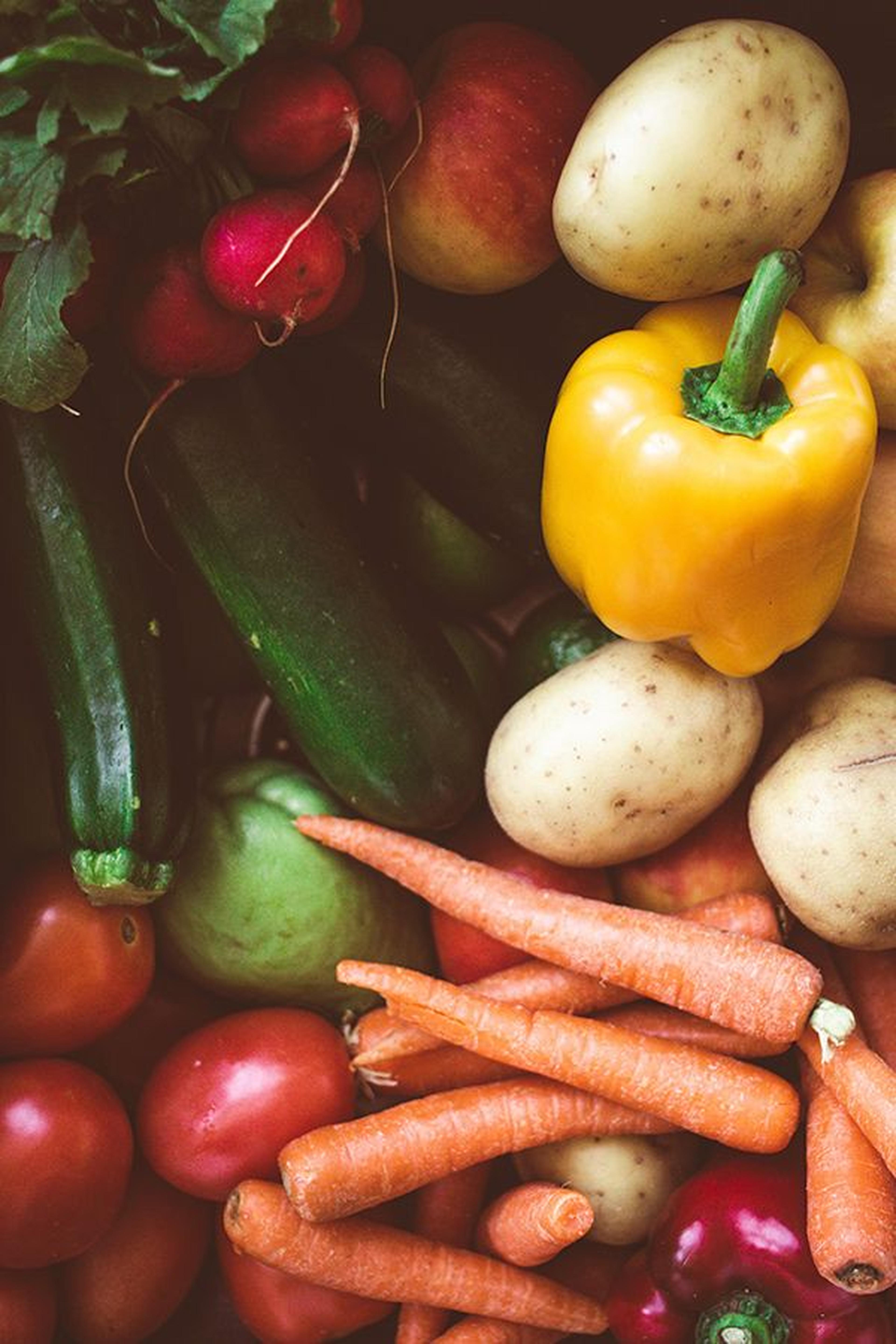 Verschiedenes frisches Gemüse wie Karotten, Kartoffeln, Paprika und Zucchini.
