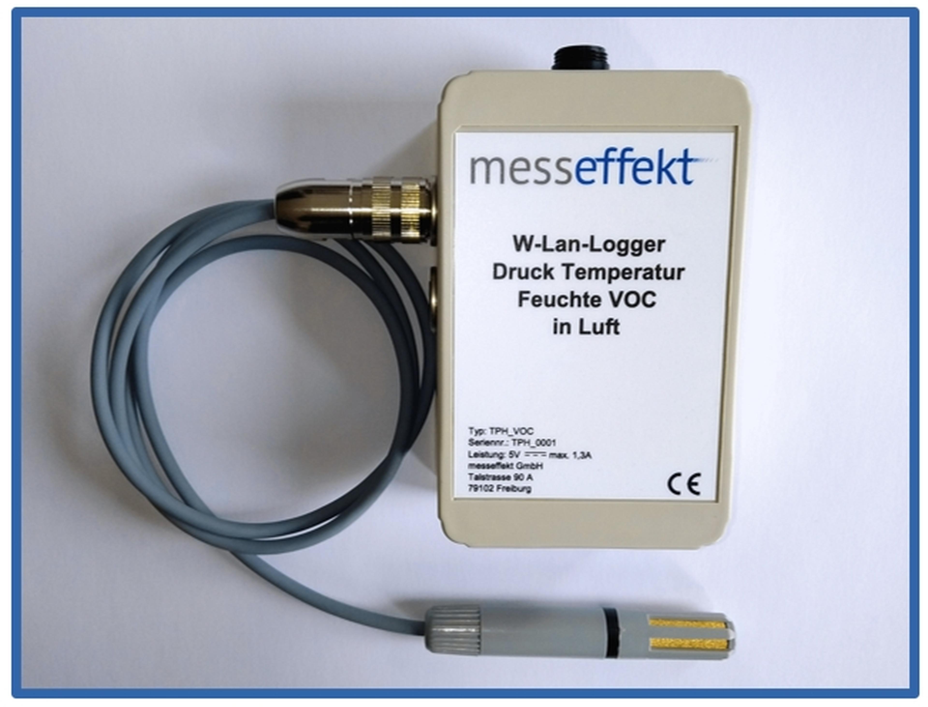 Ein beiger kabelloser Datenlogger mit einem angeschlossenen Sensor, der einen deutschen Text über die Messung von Druck, Temperatur und VOCs in der Luft anzeigt.