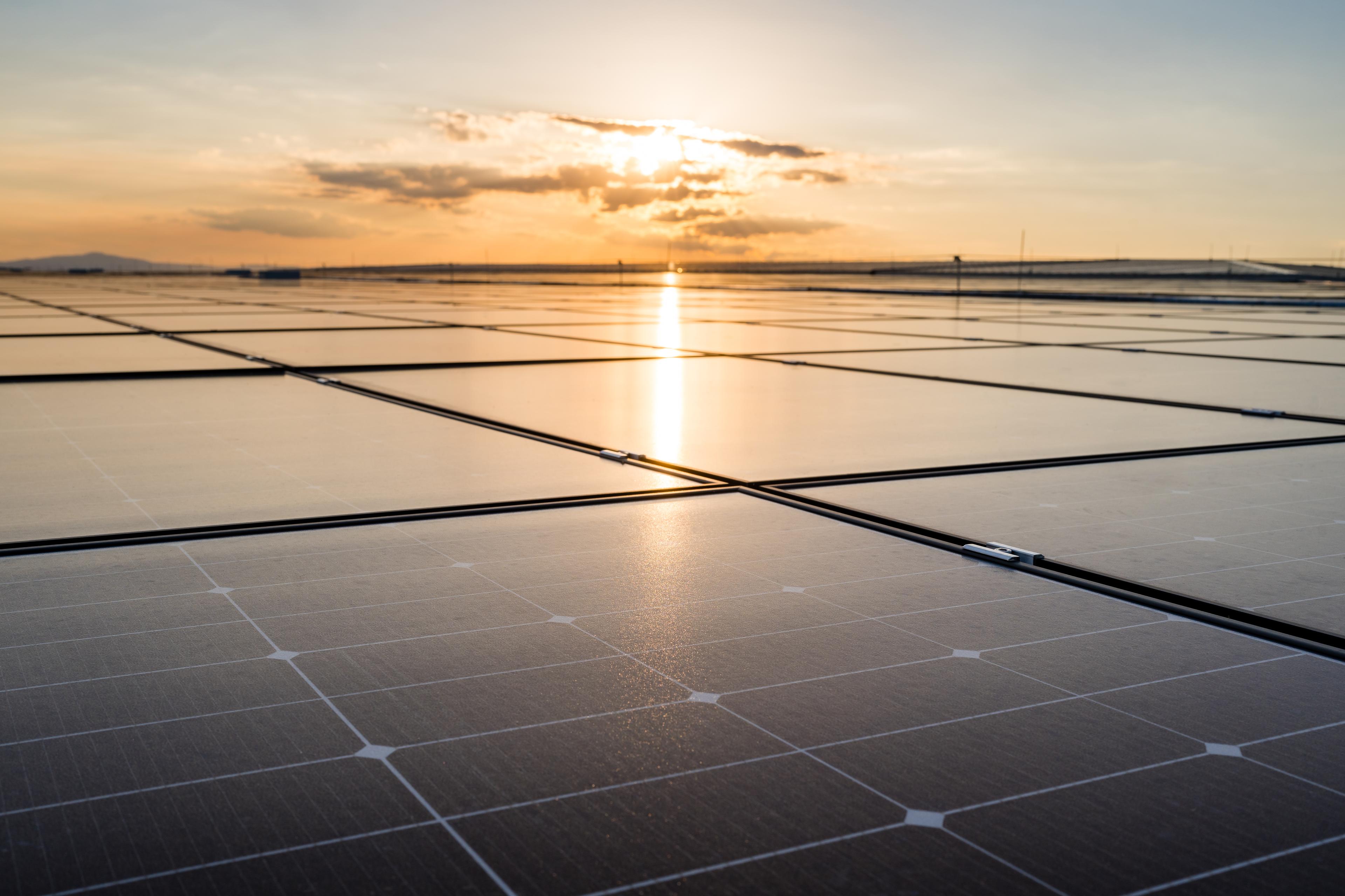 Eine PV-Anlage im Abendrot