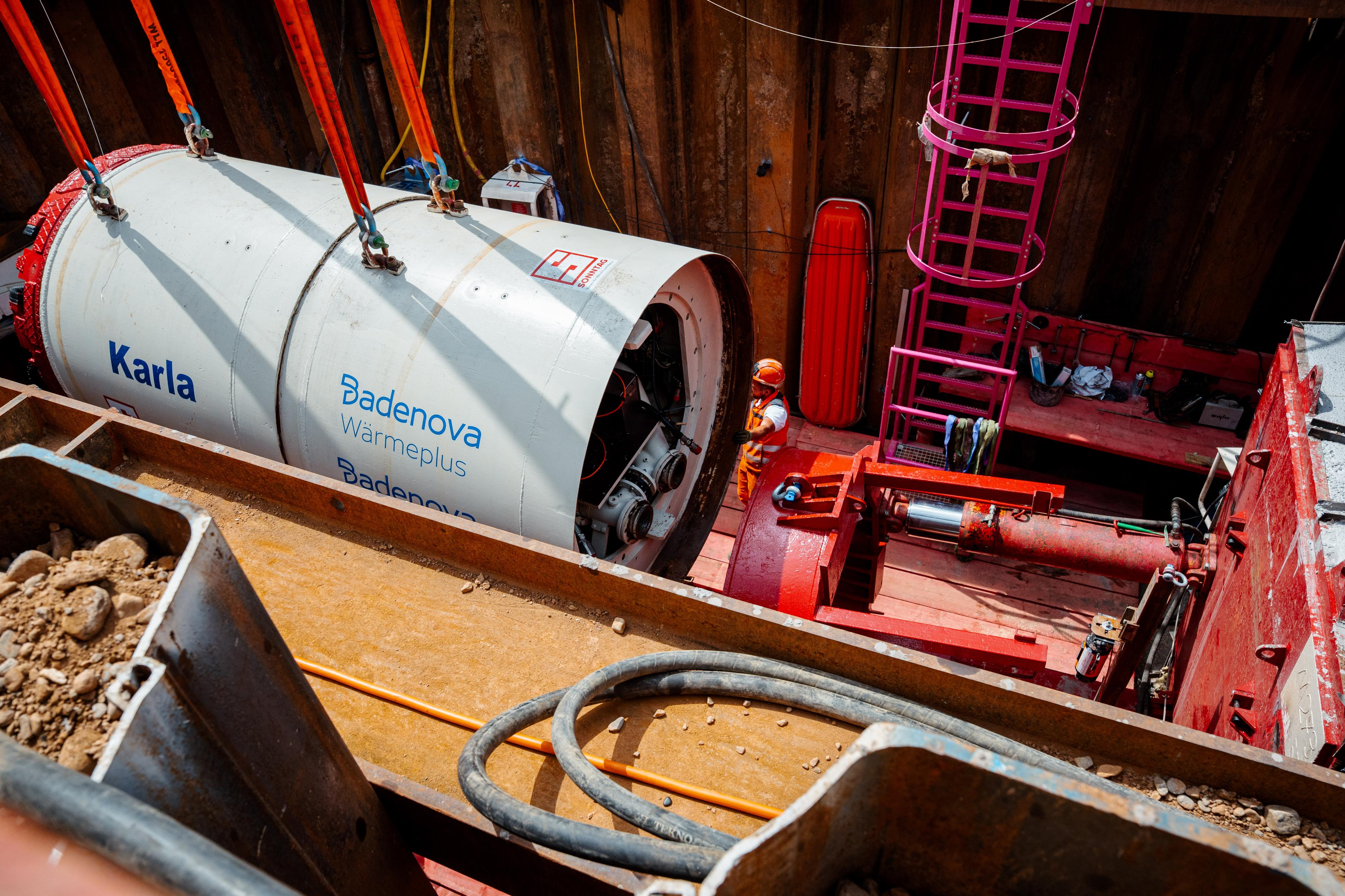 Bohrmaschine wird in die Baustelle des Freiburger Energietunnels eingesetzt