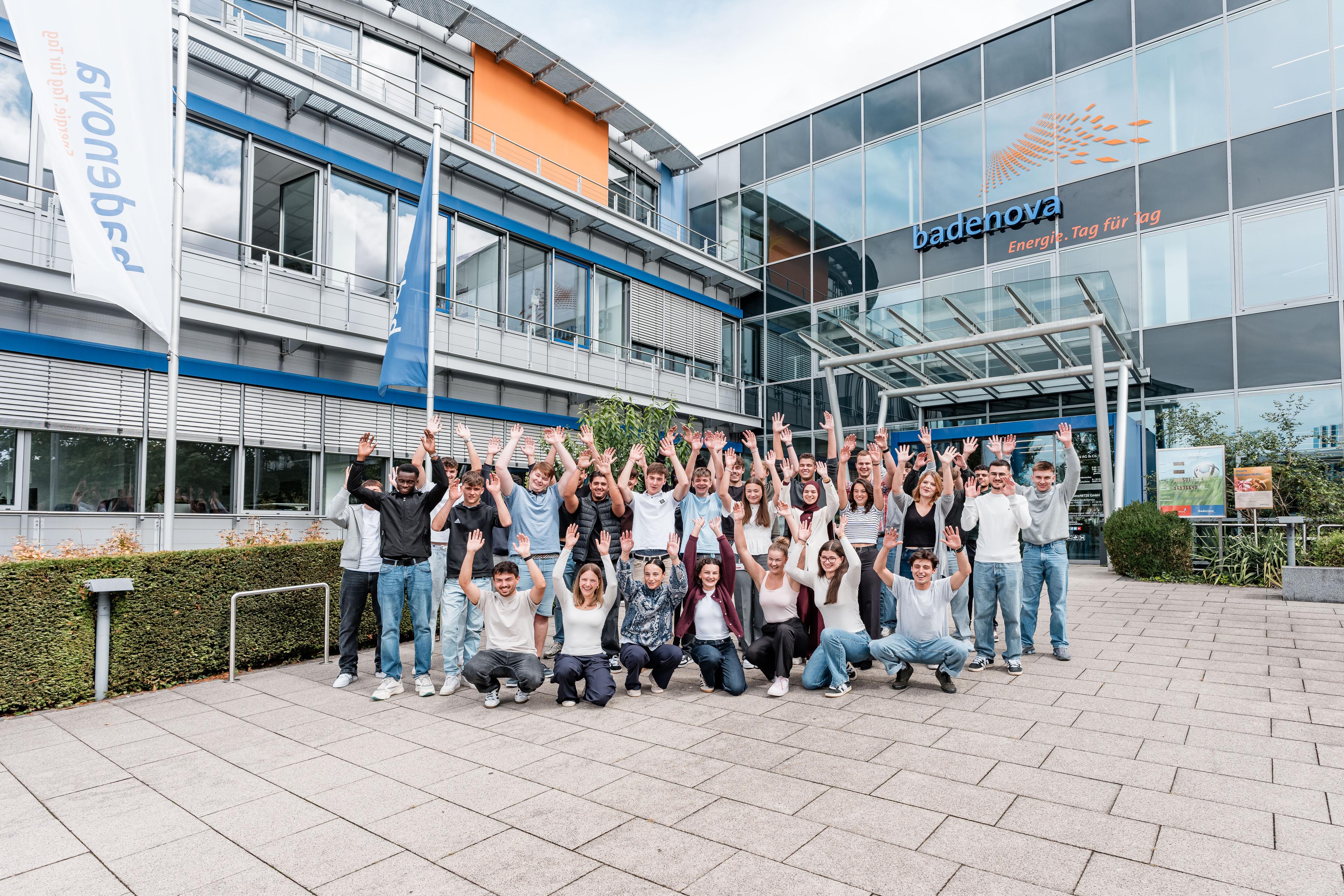 Azubistart 2025 Hände hoch