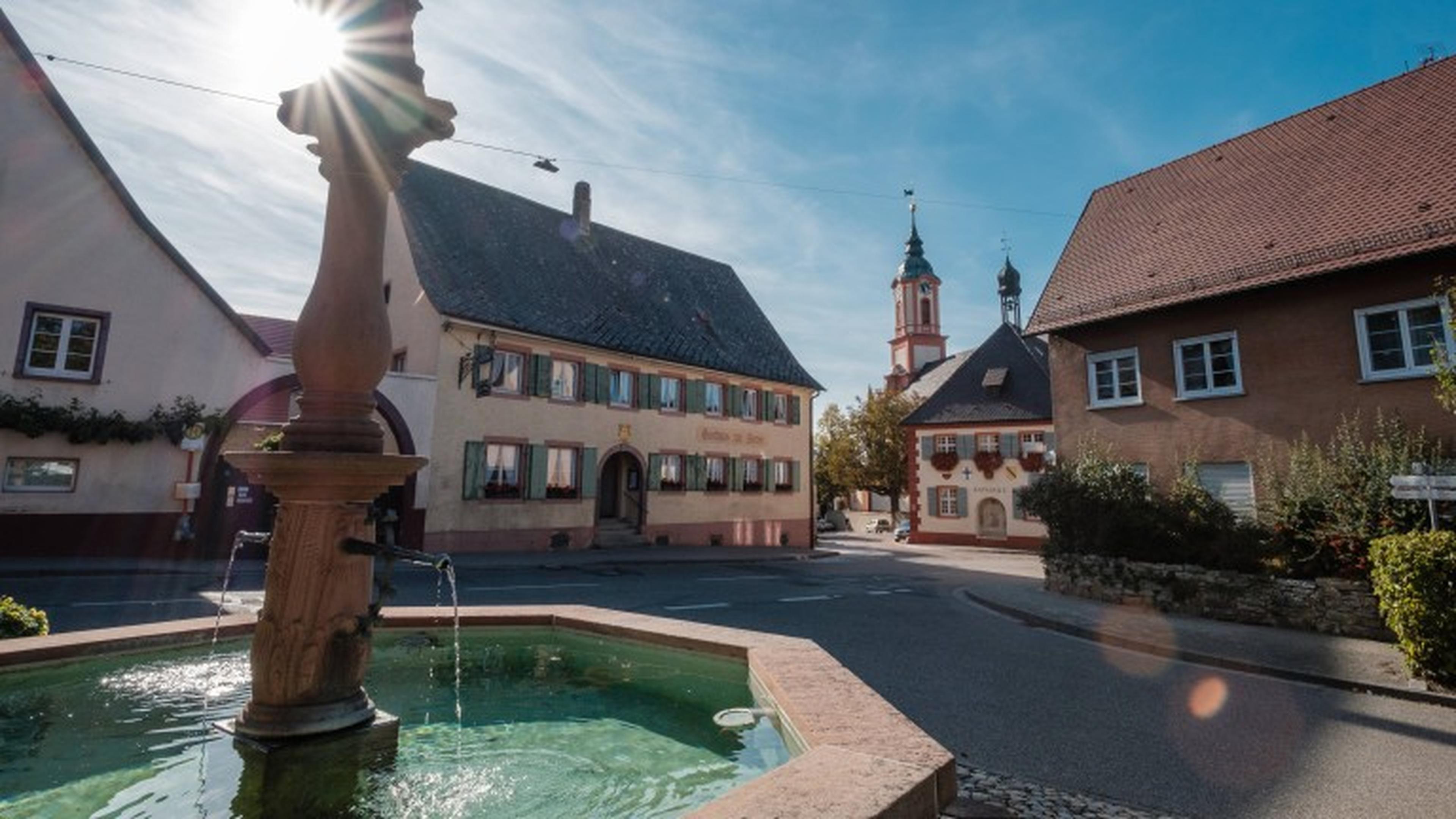 Rathaus und Pfarrkirche in Merdingen