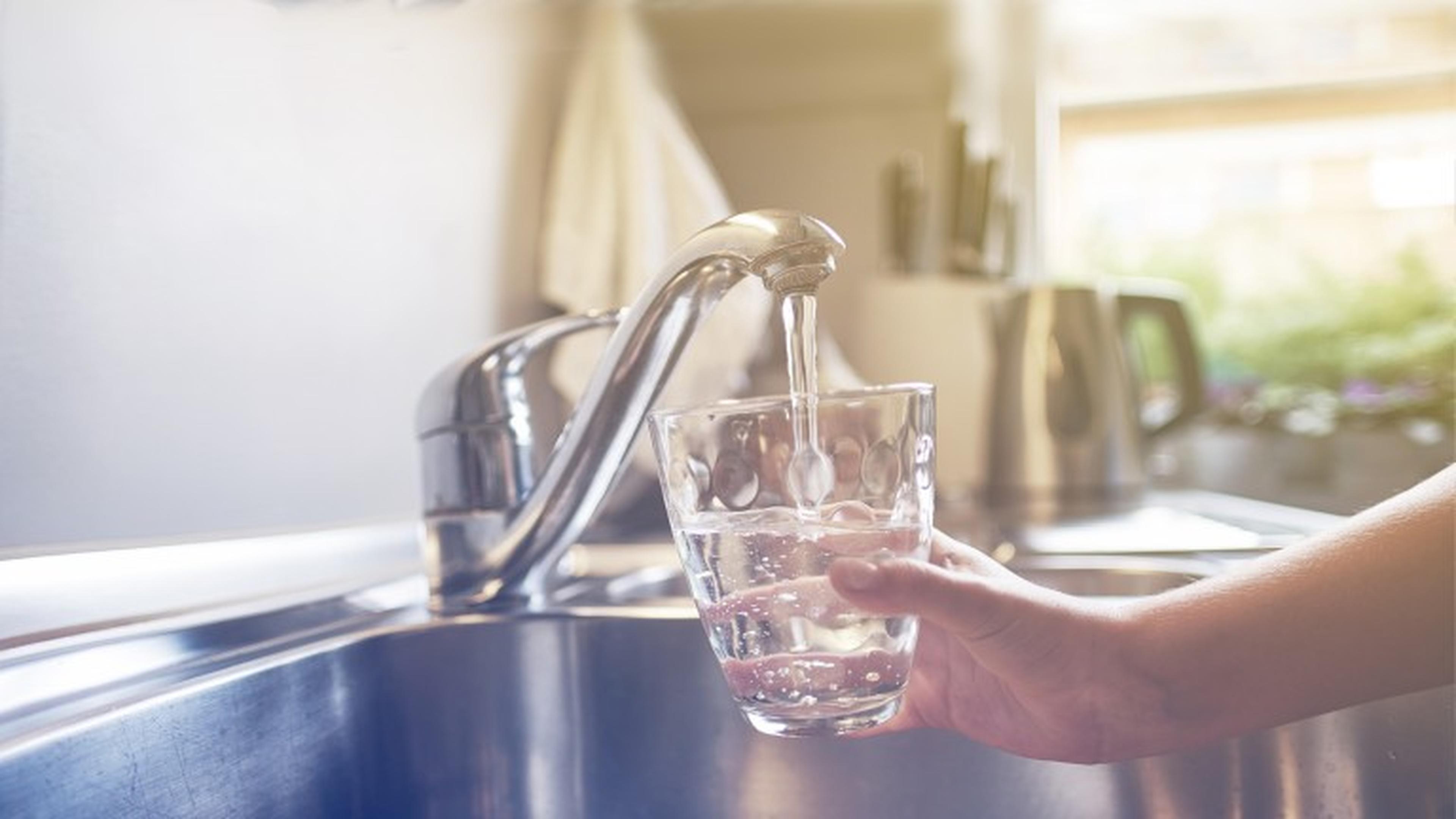 Wasserglas unterm Wasserhahn