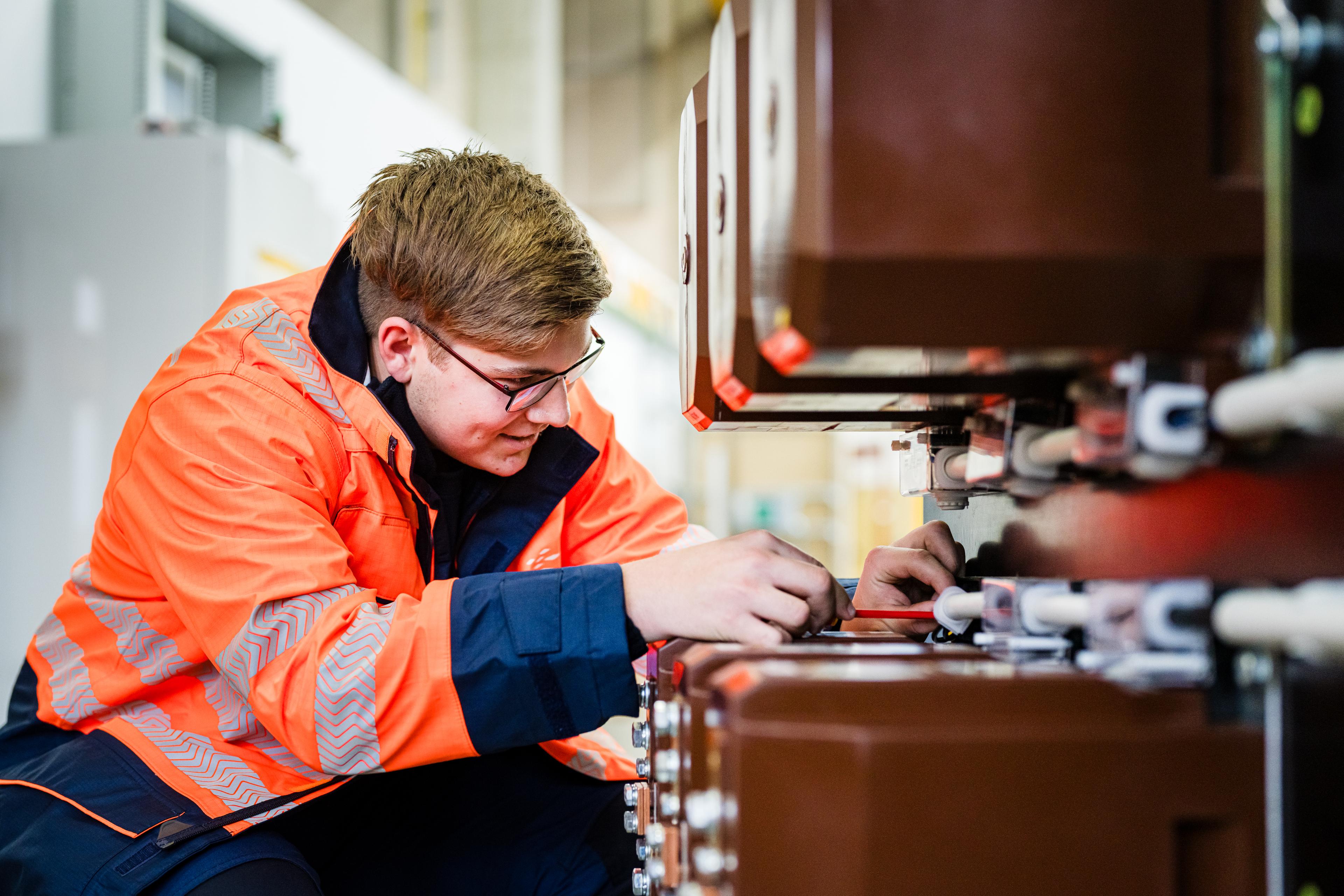 Mitarbeiter am Stromanschluss