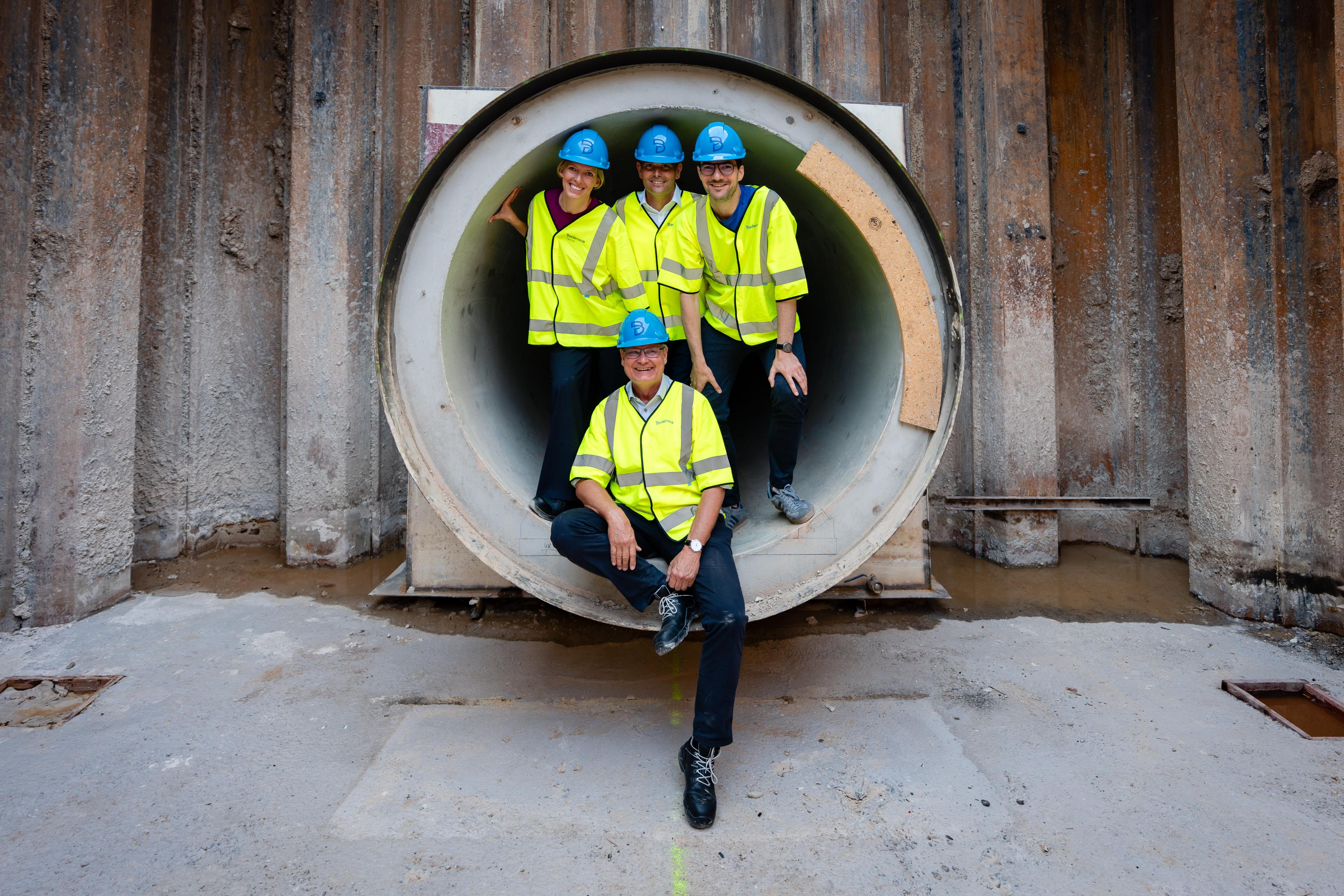 Begehung des Energietunnels Freiburg, Gruppenbild mit Geschäftsführung und Oberbürgermeister im Tunneleingang