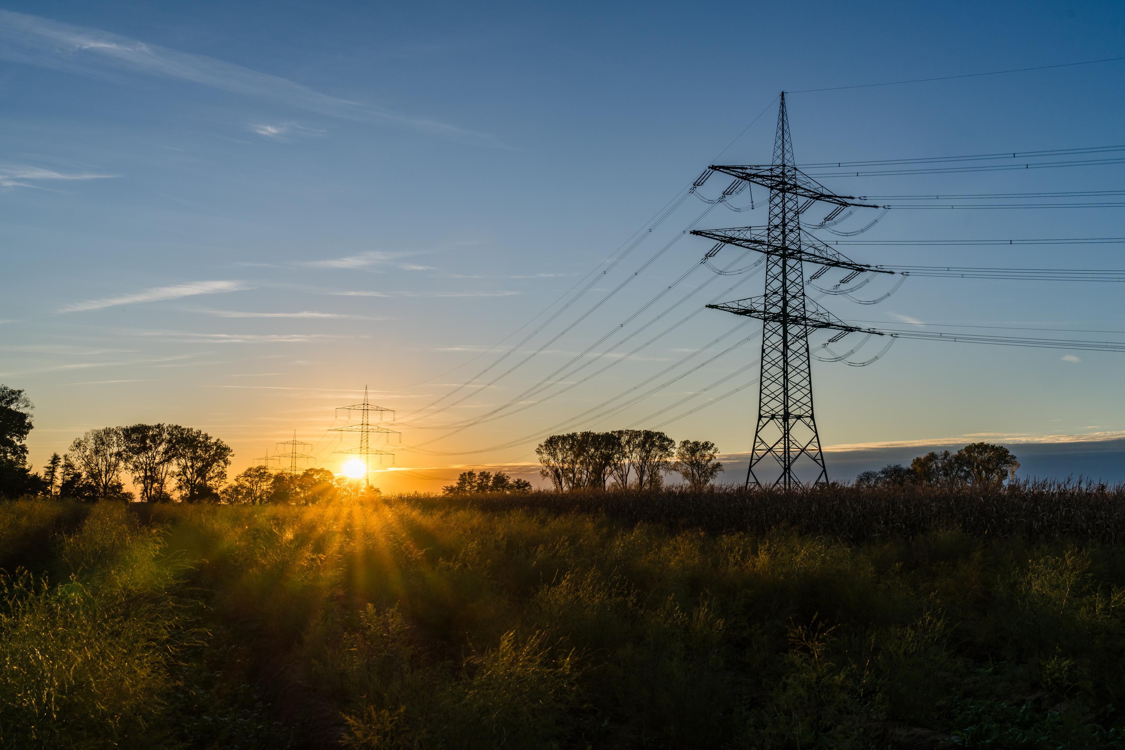 Strommast bei Sonnenuntergang