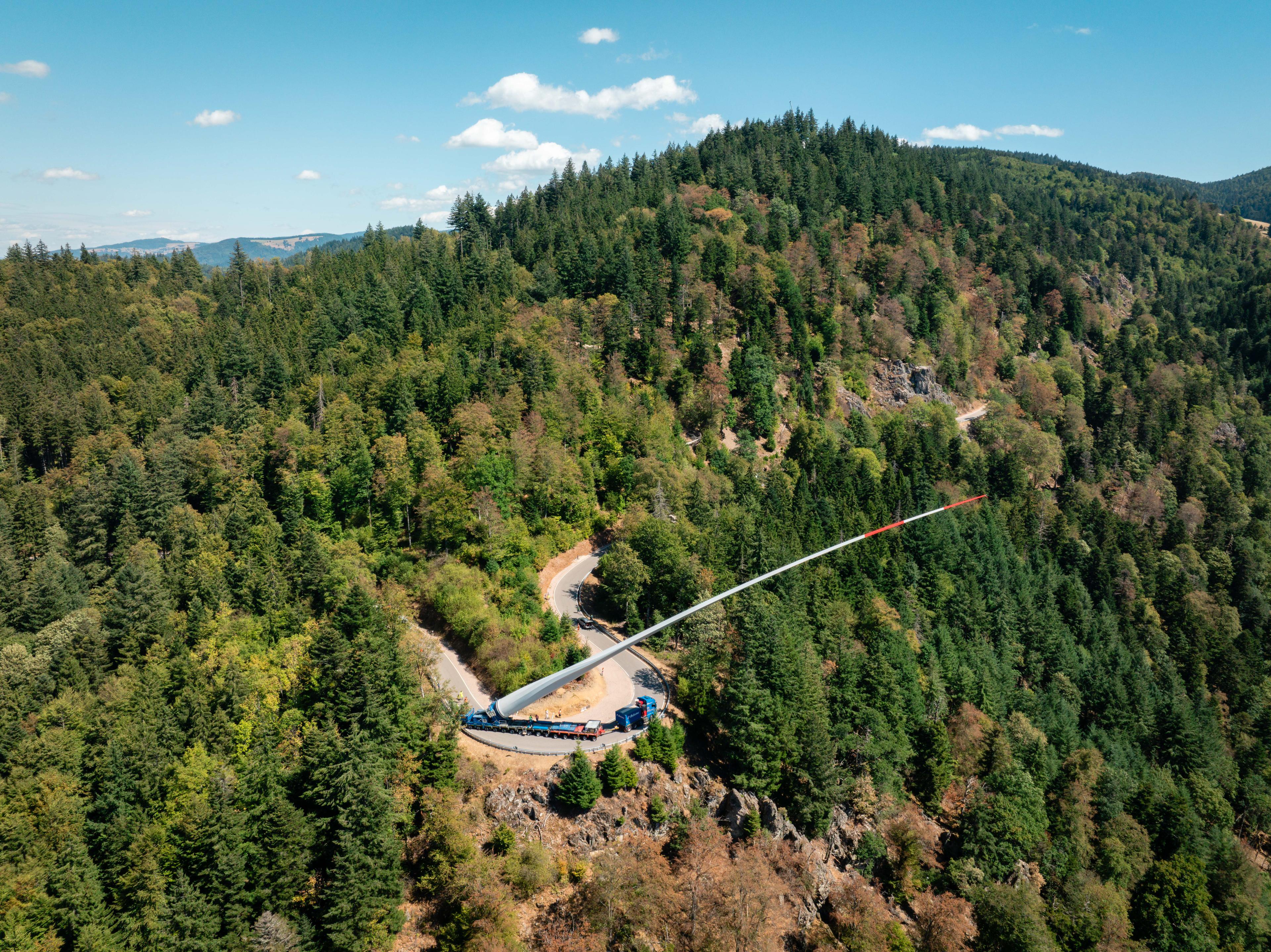 Durch die Serpentinen des Schwarzwalds wird das Rotorblatt transportiert