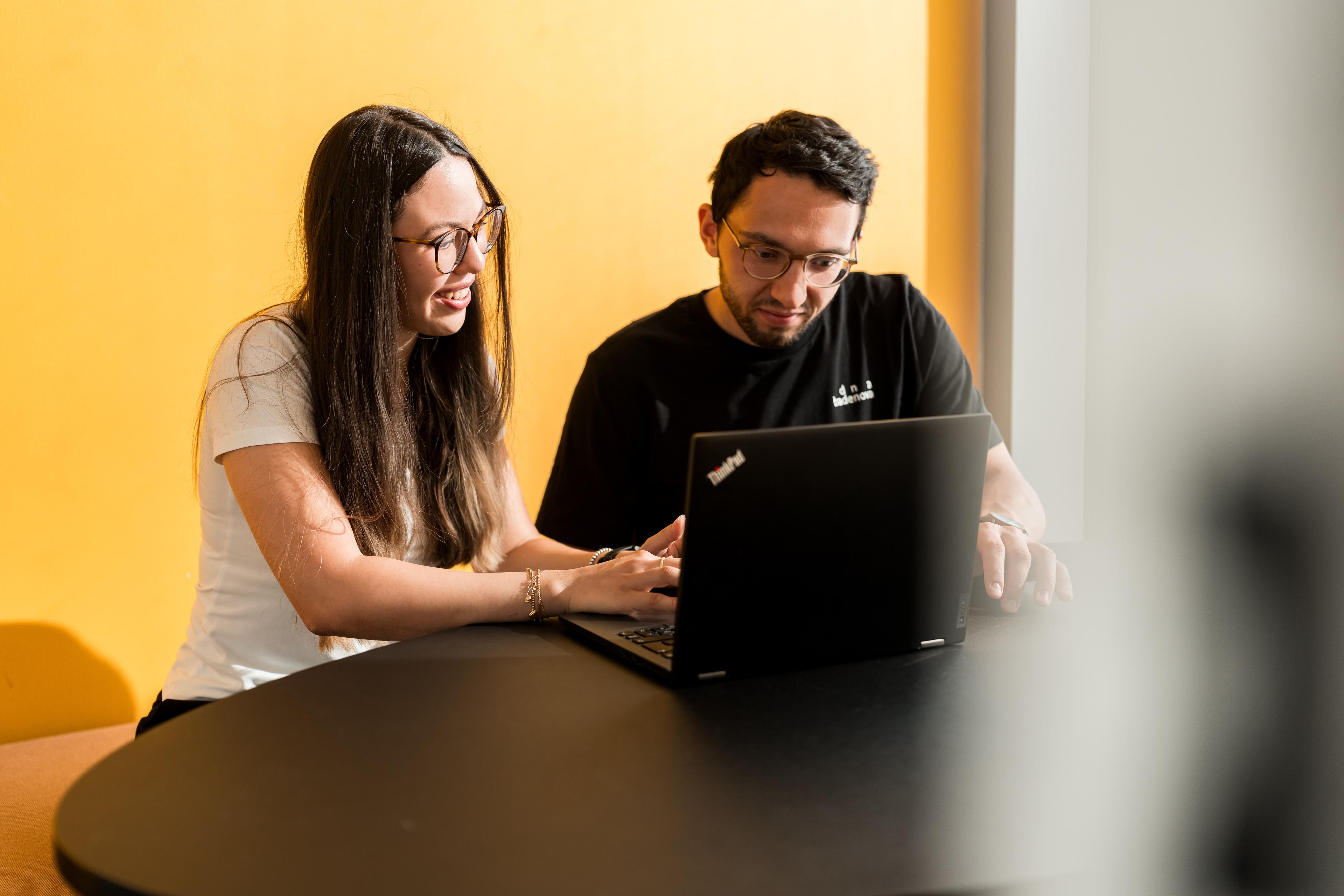 Gespräch bei der Arbeit