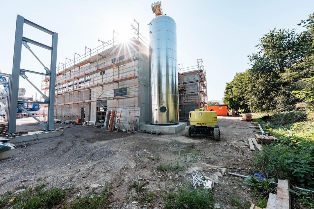 Sonne scheint auf Baustelle der Energiezentrale Cerdia in Freiburg