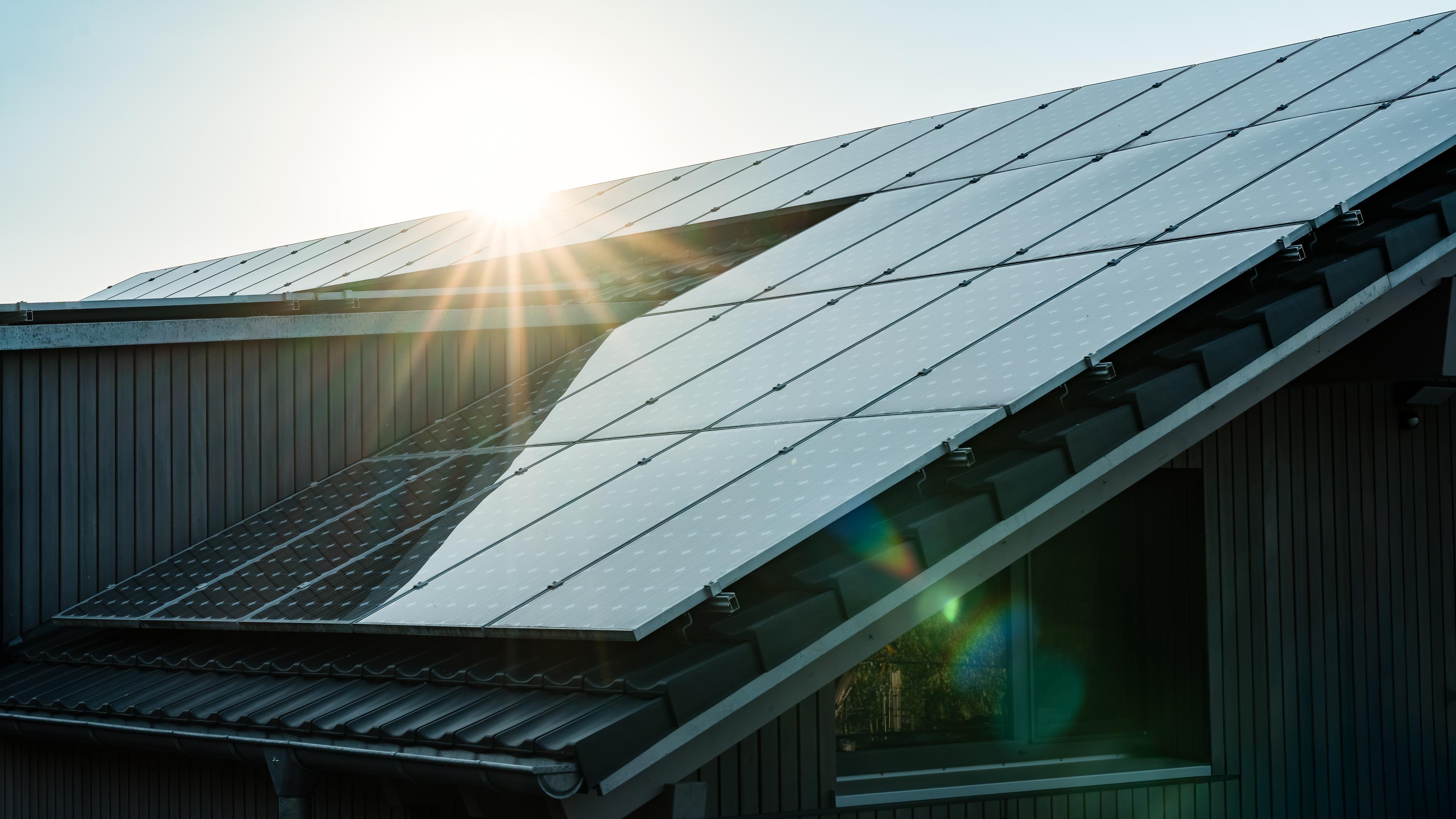 Eine PV-Anlage m Morgenlicht