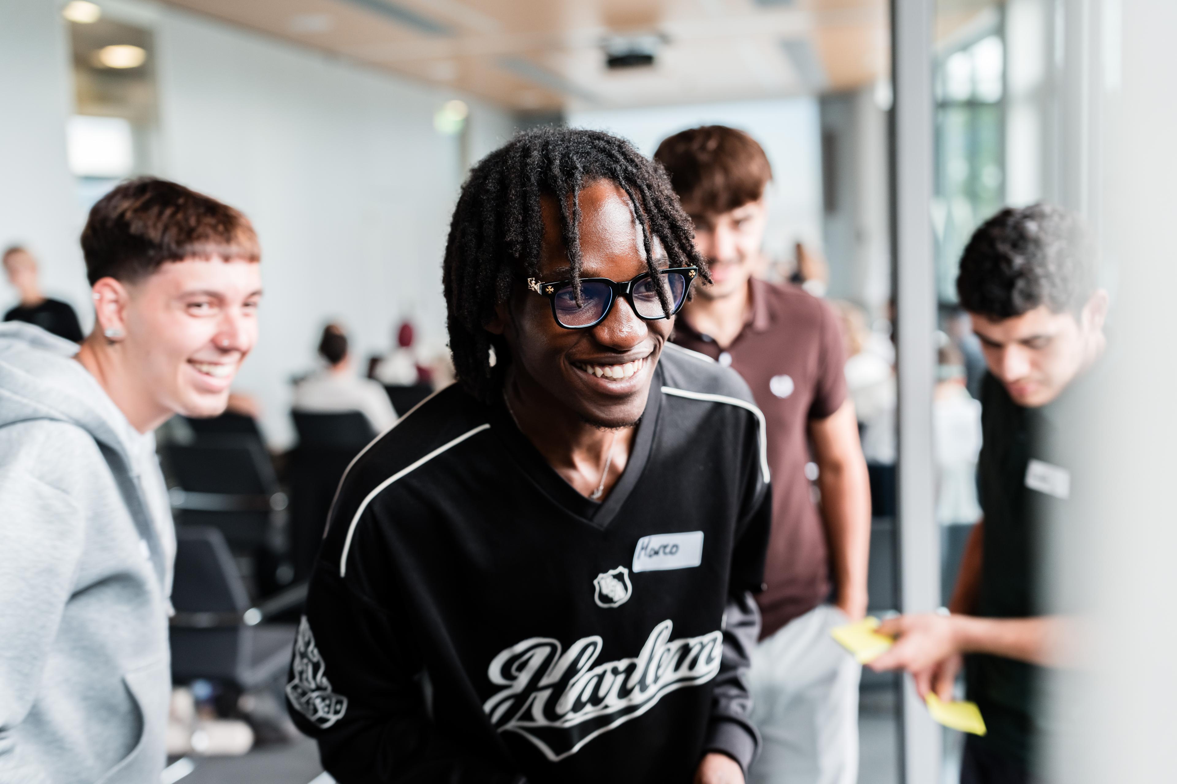 Junger_Auszubildender_beim_Teamwork_mit_Kollegen