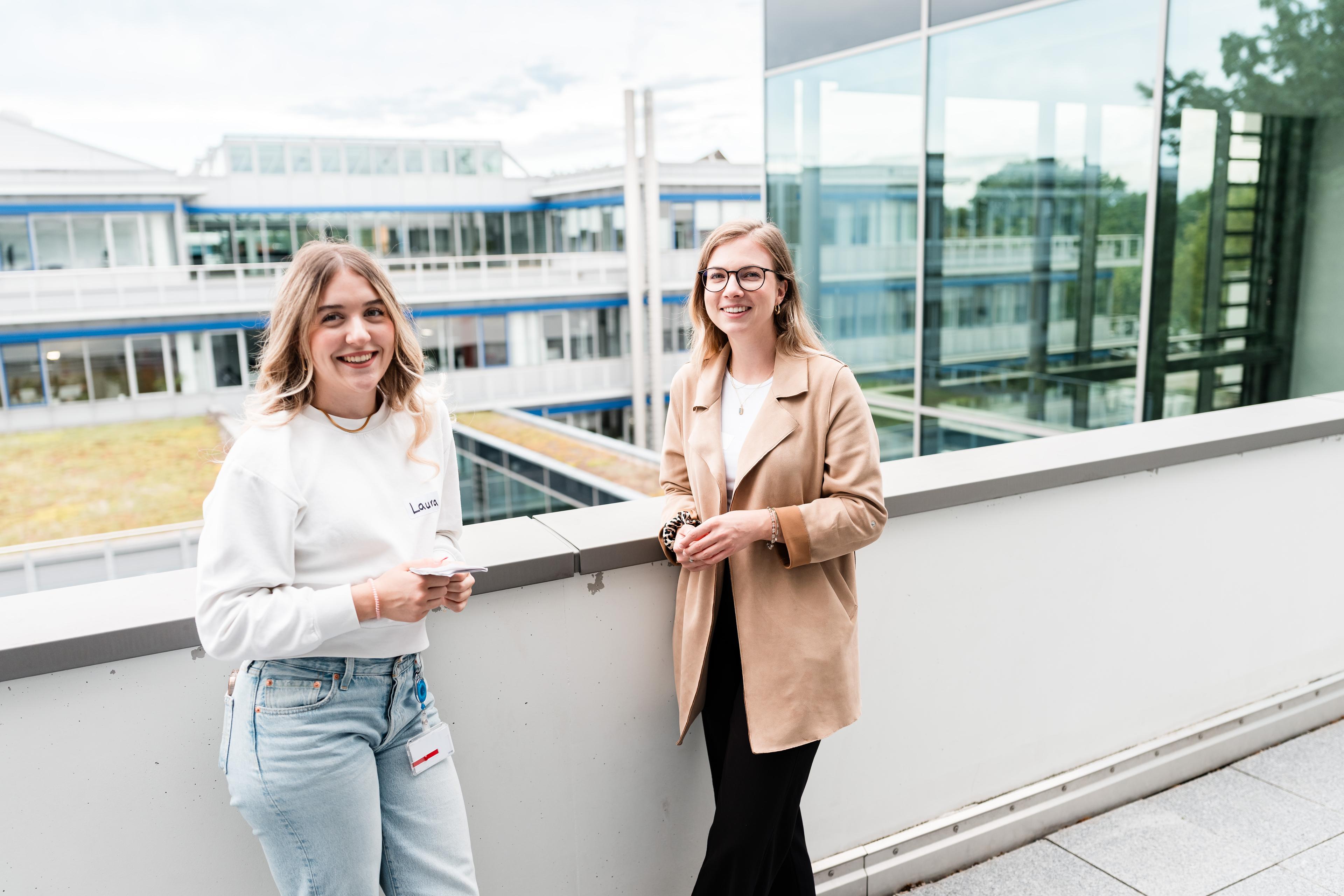 Duale_Studentinnen_auf_unserer_Dachterasse