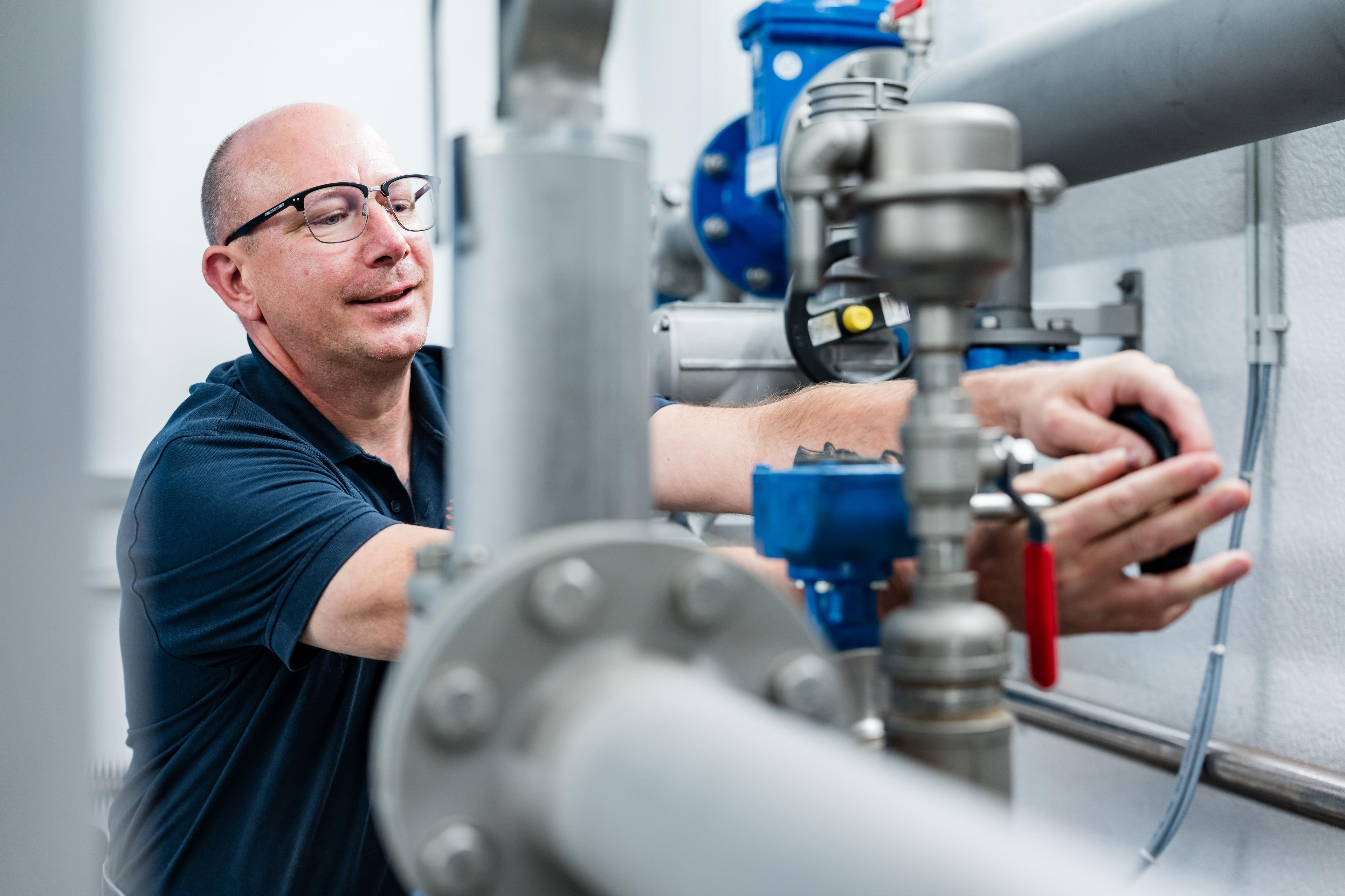 Wassermeister_bei_Arbeit_am_Ventil