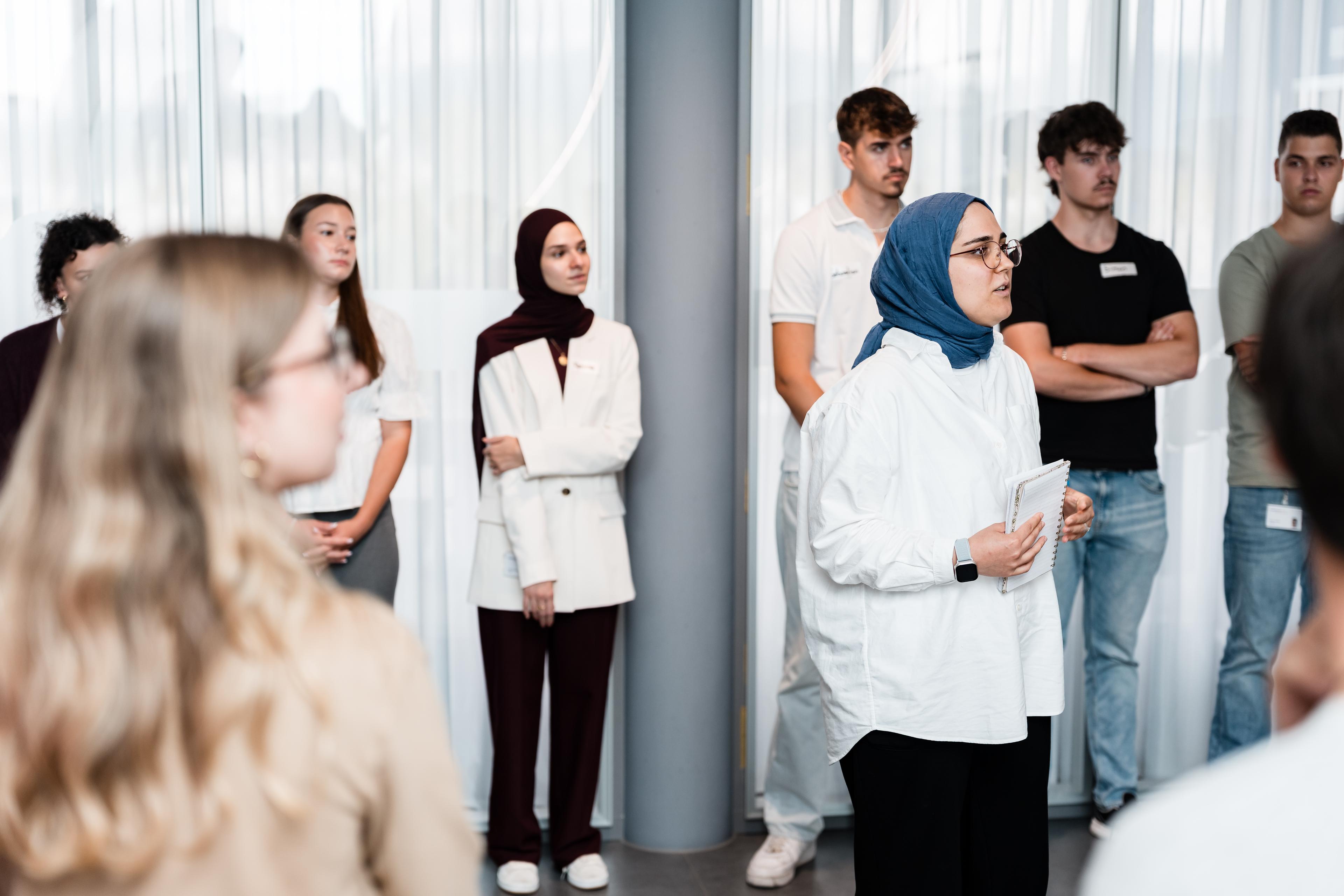 Junge_Mitarbeitende_in_der_Diskussion_und_im_offenen_Austausch_miteinander