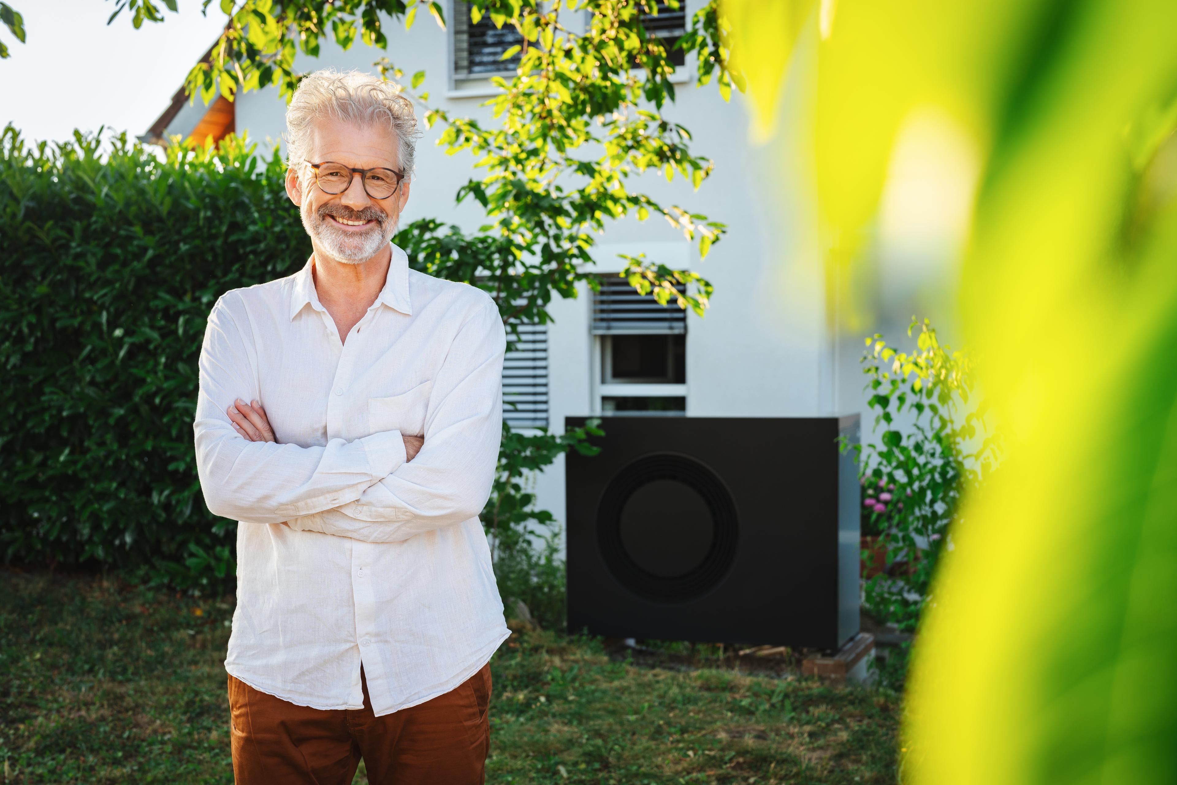 Wärmepumpe im Garten eines Einfamilienhauses