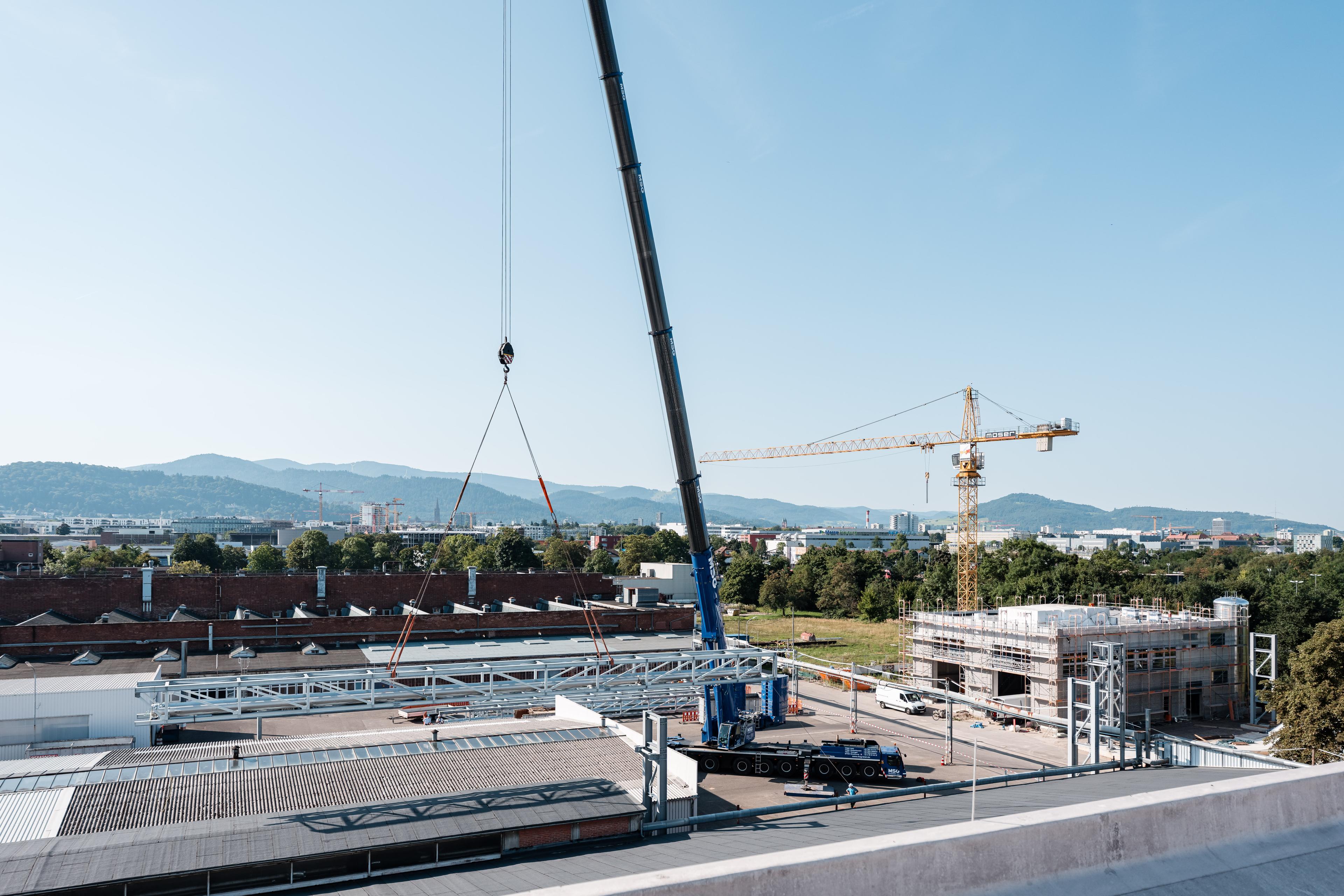 Blick auf die Baustelle der Energiezentrale Cerdia während der Rohrbrückenanlieferung