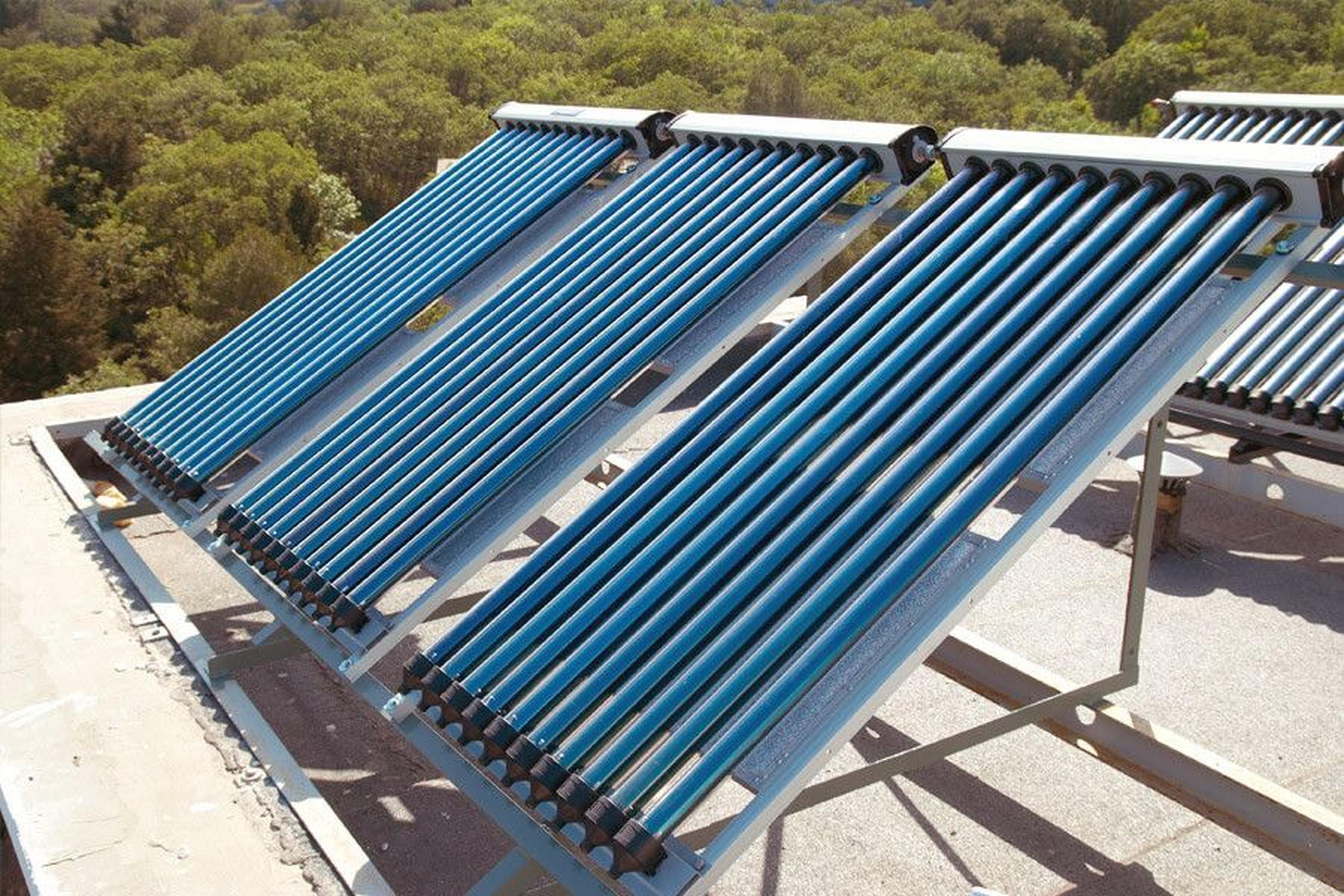 Solarthermieanlage auf einem Dach bei Sonnenschein