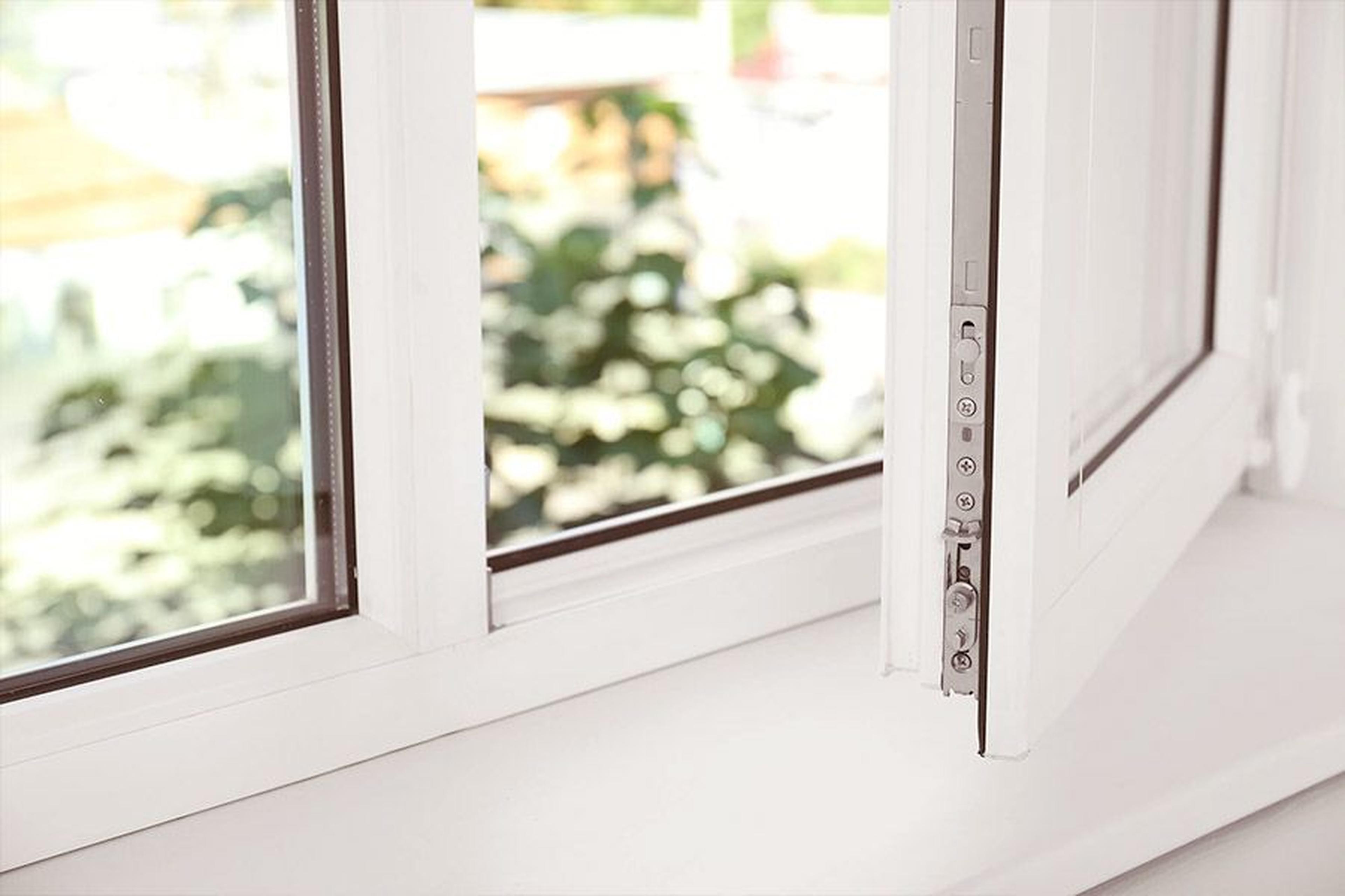 Offen stehendes modernes Fenster zur Wärmedämmung.