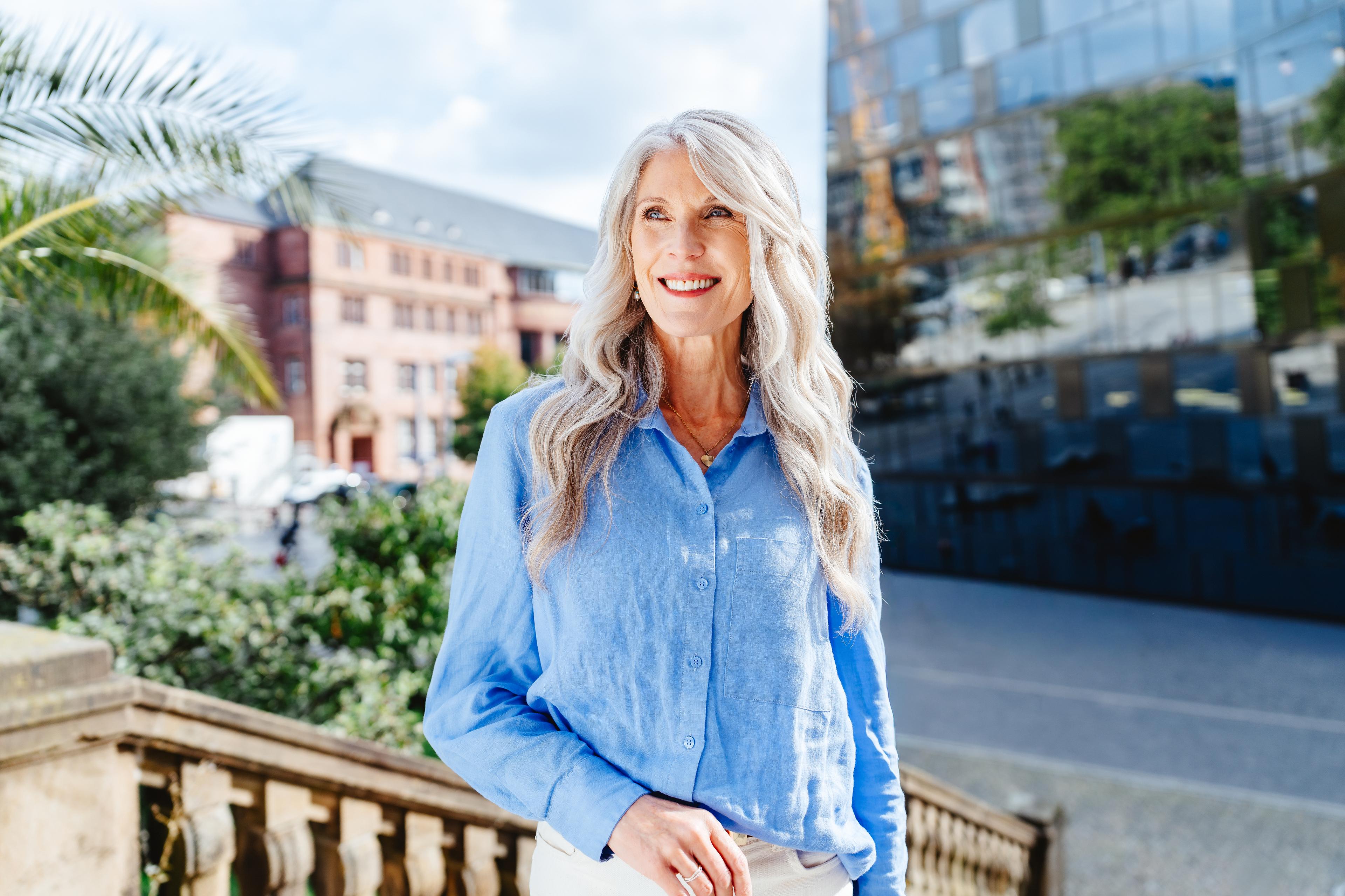 Ältere Frau lächelt in die Kamera