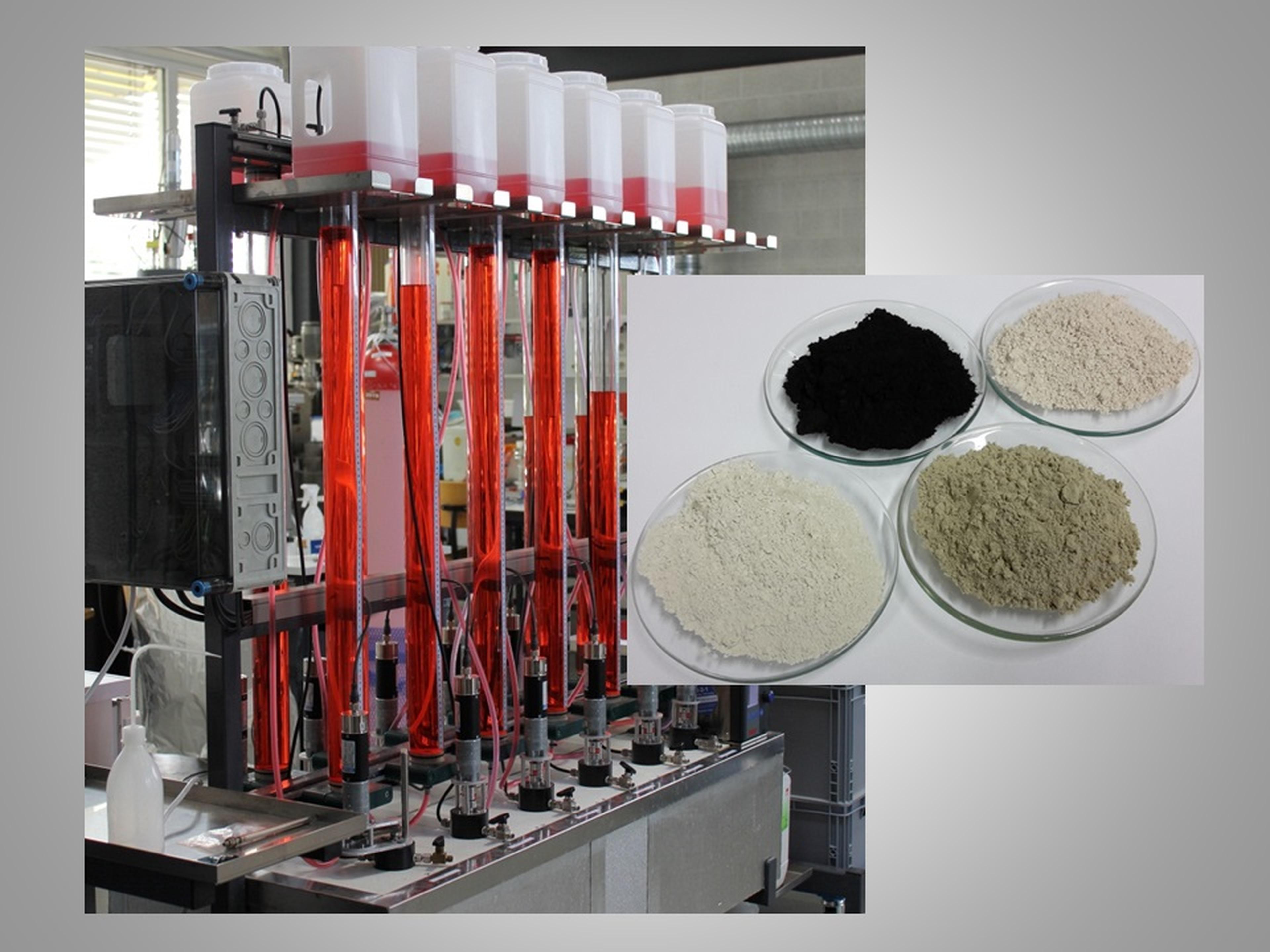 Industrielle Mischanlage mit mehreren Behältern und einer Darstellung von vier verschiedenfarbigen Pulvern auf Platten.