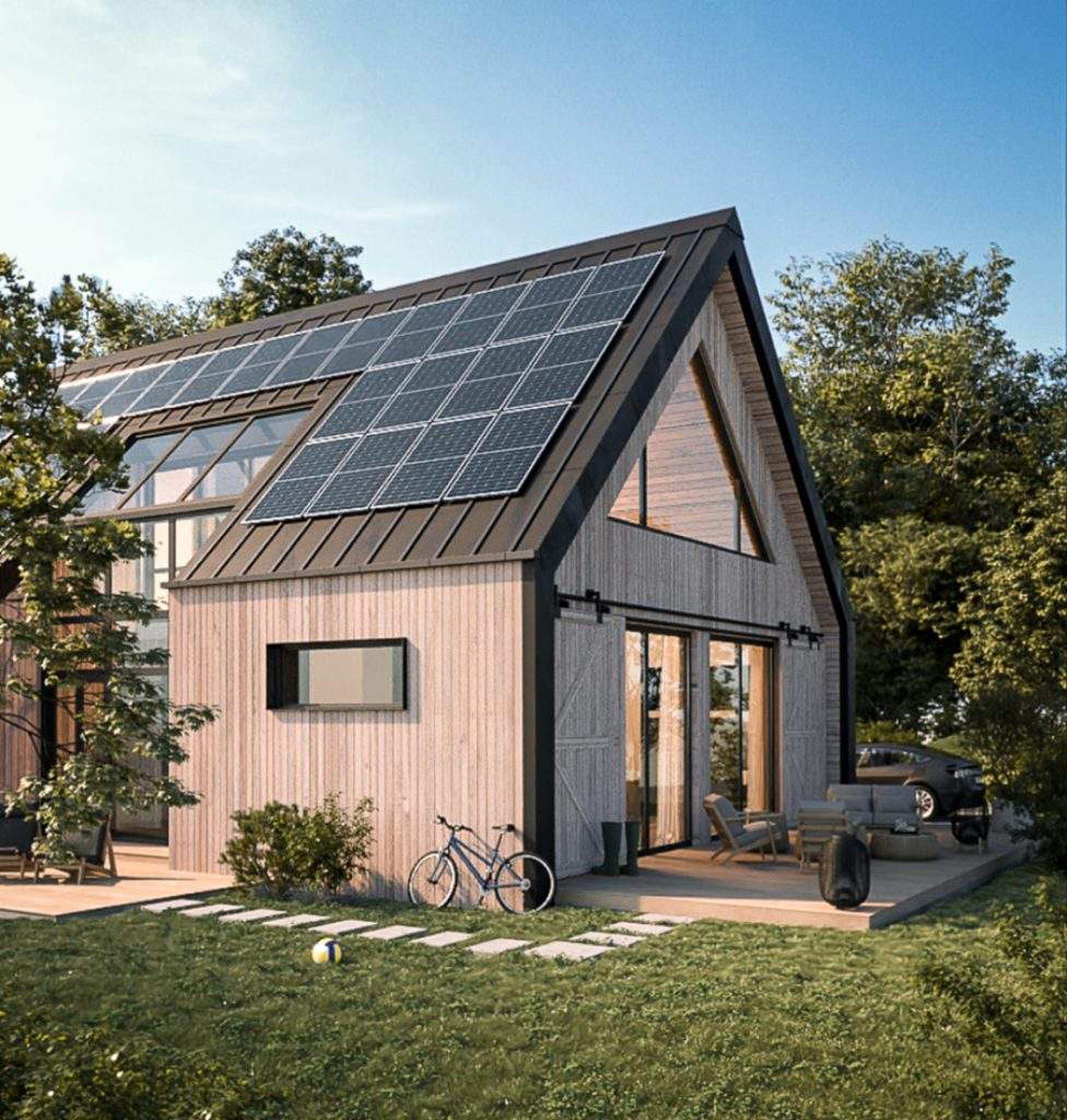 Modernes Holzhaus mit großen Fenstern und einer Photovoltaikanlage auf dem Dach, umgeben von Garten.