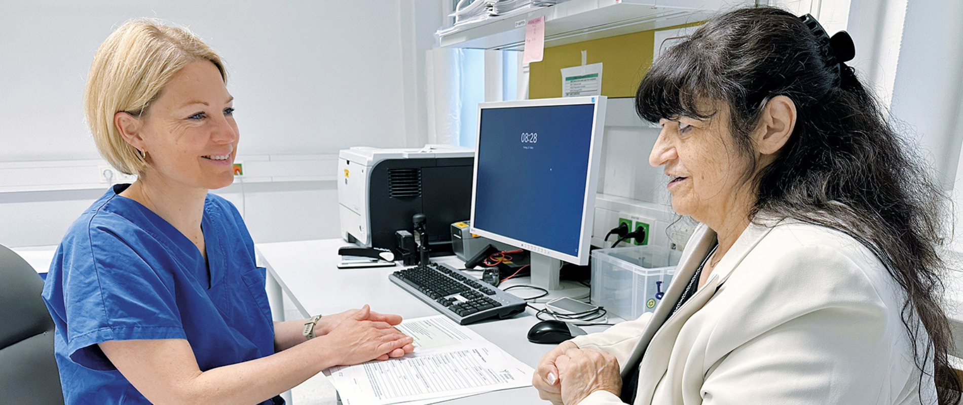 Ärztin führt Gespräch mit Patientin.