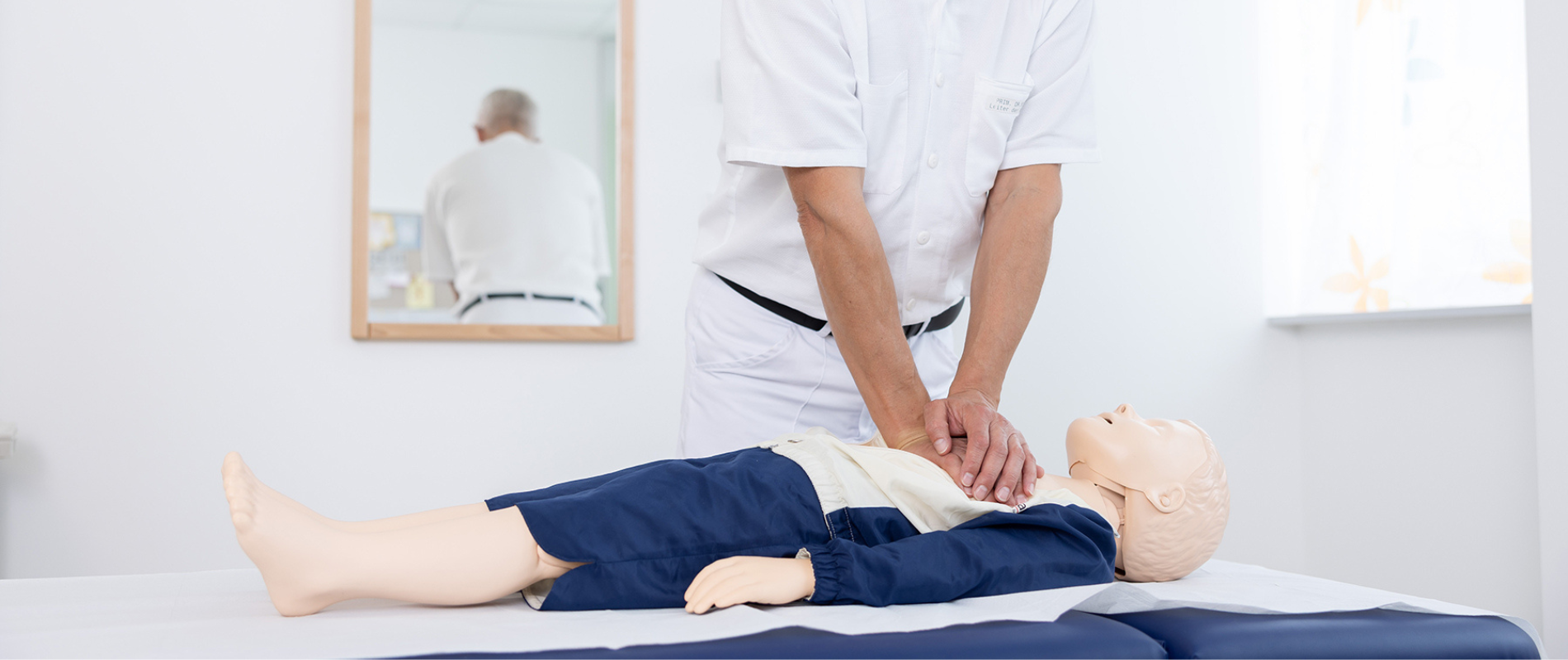 Reanimation bei einer Puppe
