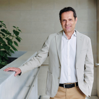 Dr. Heinisch stehend