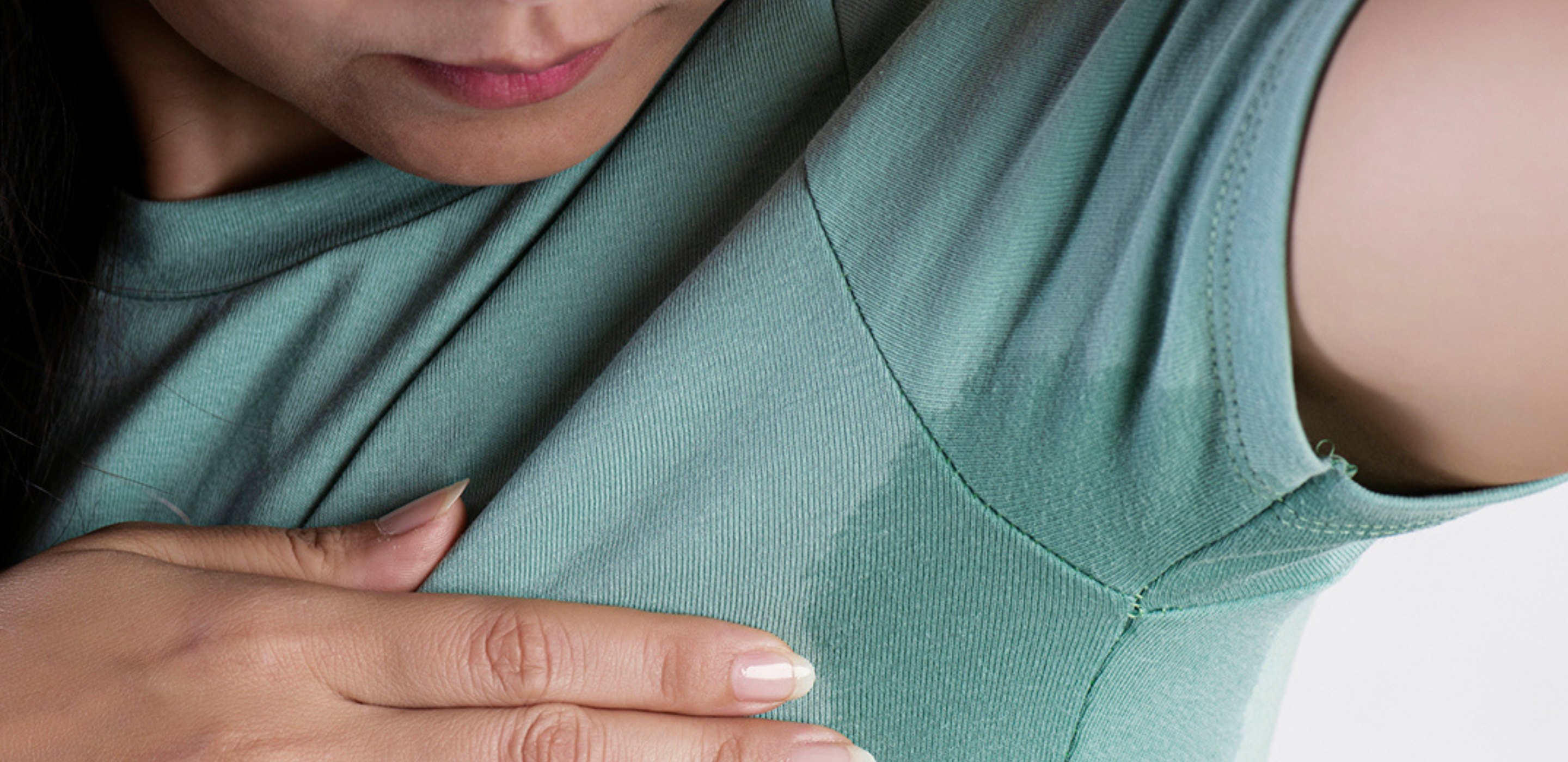 Nasses T-Shirt in der Achsel