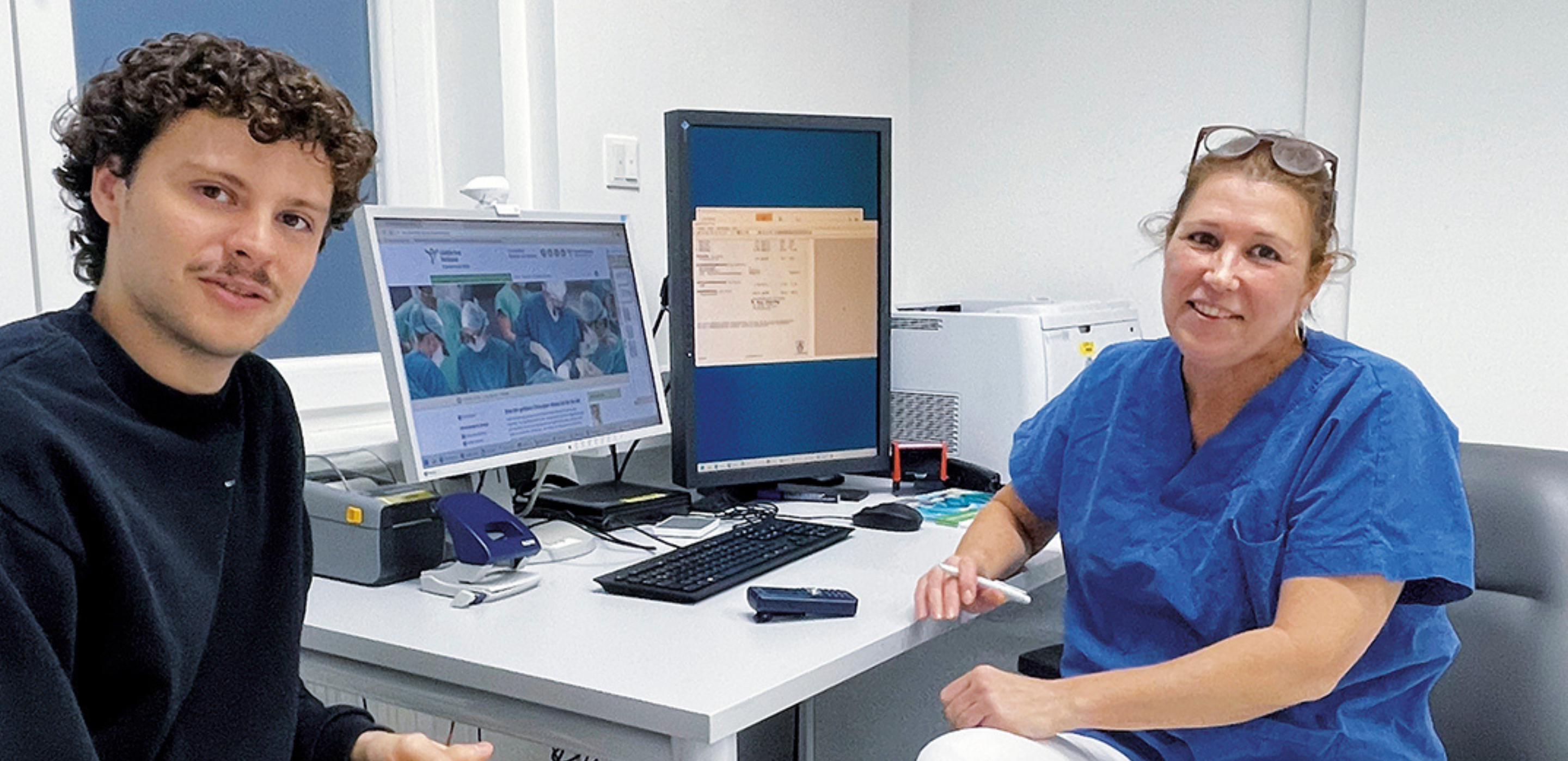 Patient sitzt bei Ärztin