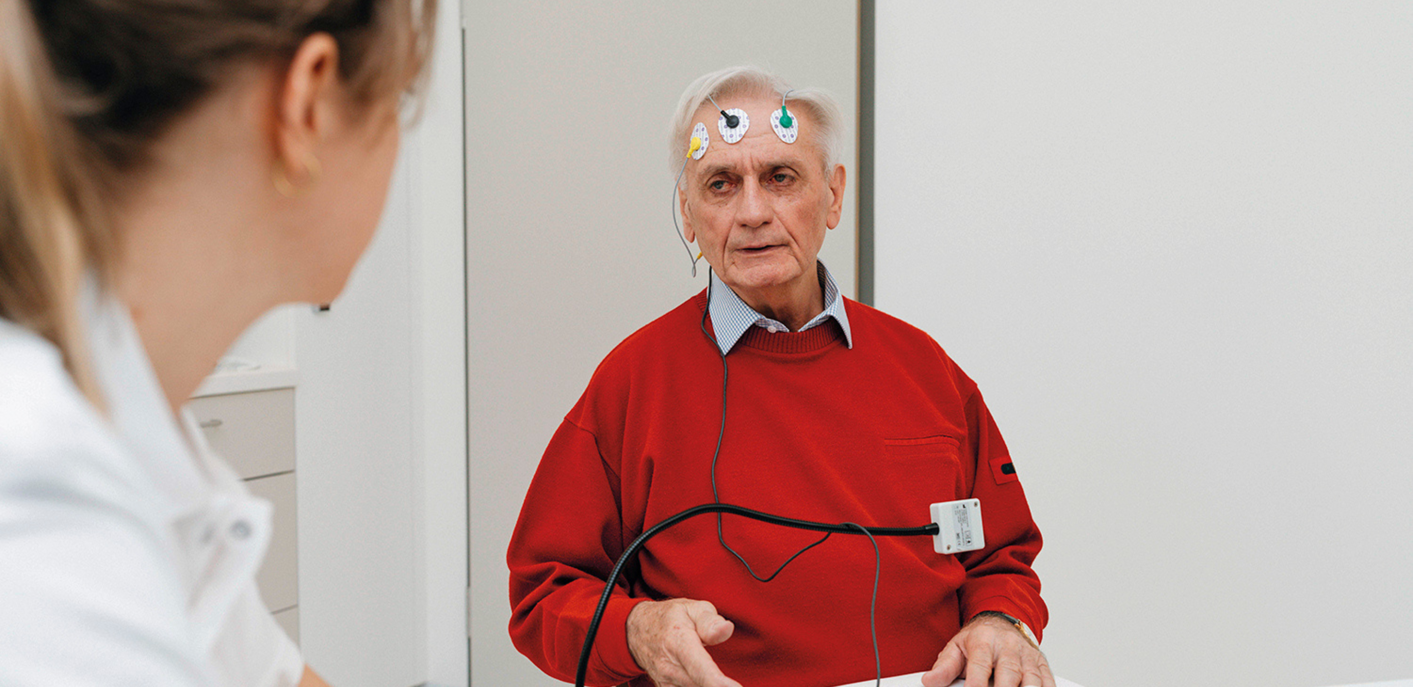 Patient bekommt Therapie gegen Schmerzen