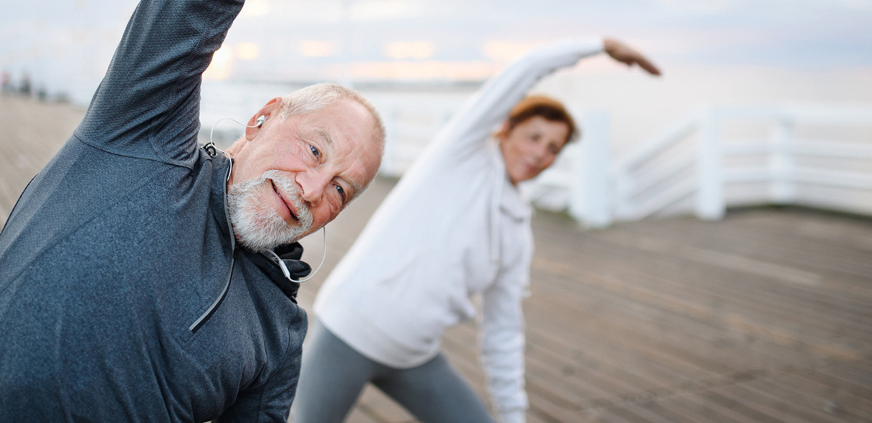 Pflegerin schaut auf Bildschirm in einem Krankenhaus. 