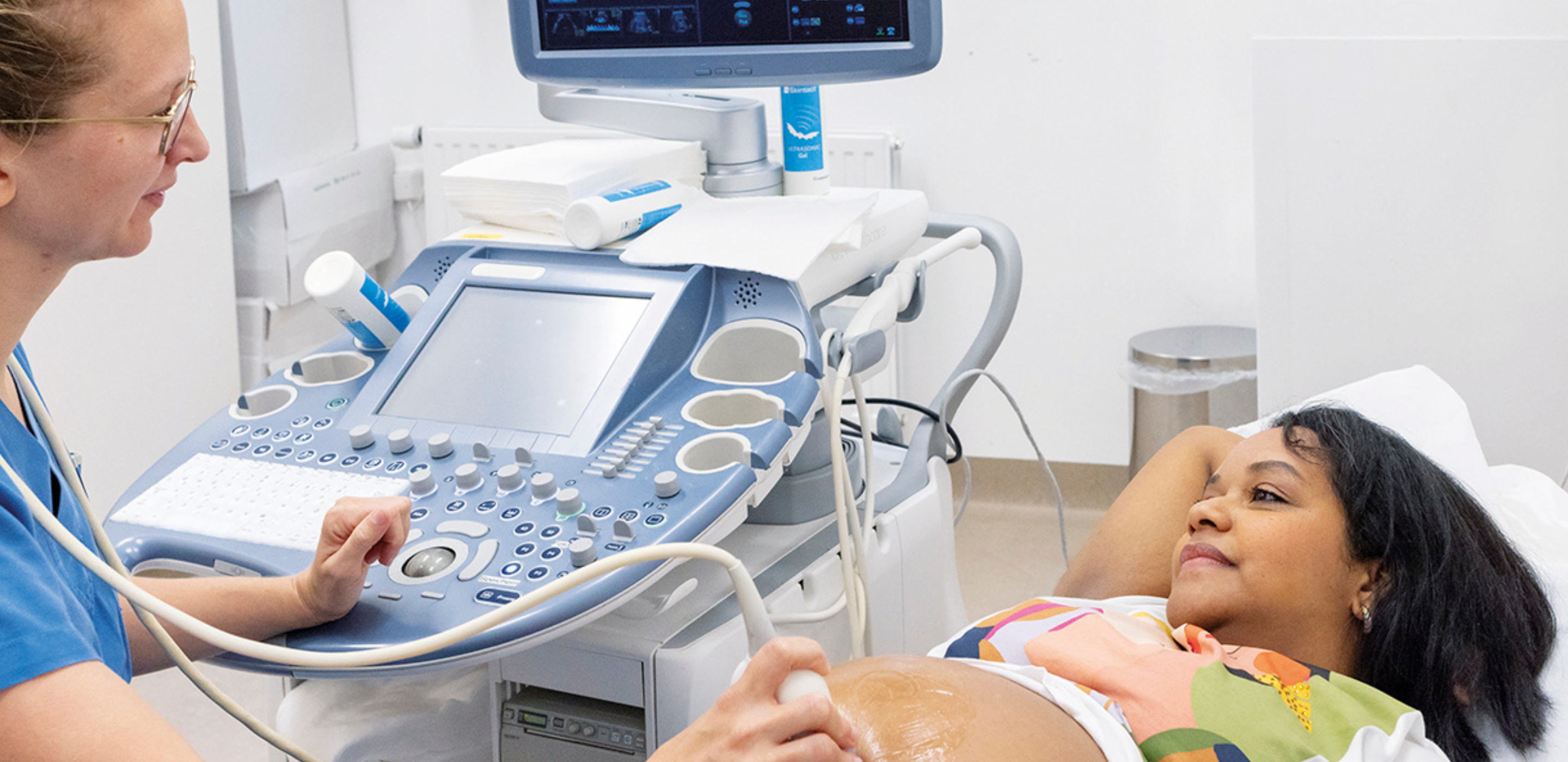 Schwangere Frau bekommt Ultraschall