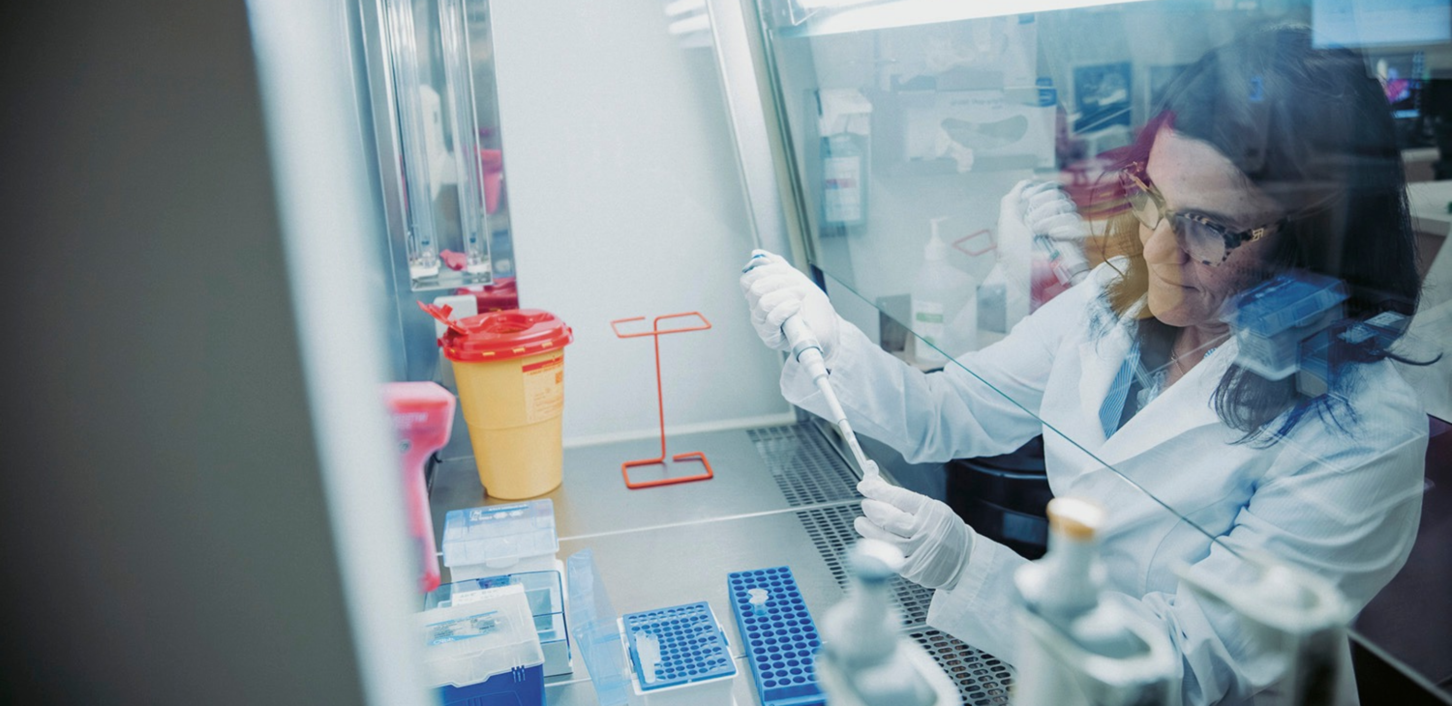 Forscherin mit großer Pipette in einem Labor