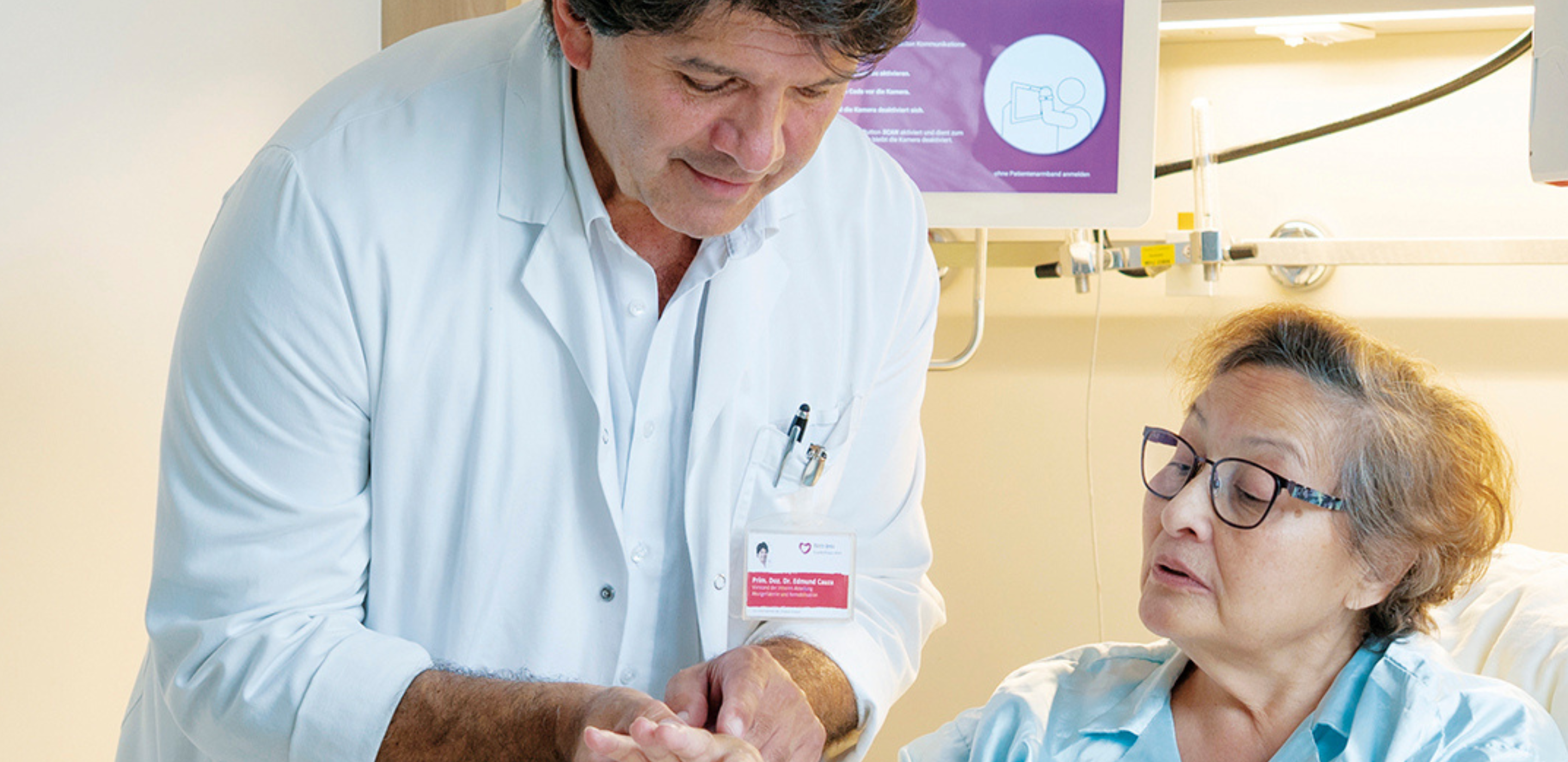 Arzt begutachtet Hand von Patientin