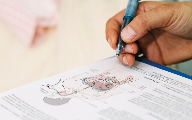 Hand mit Stift, Infoblatt wird ausgefüllt