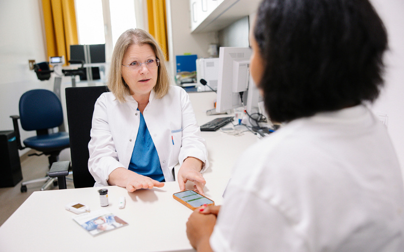 Ärztin berät schwangere Frau