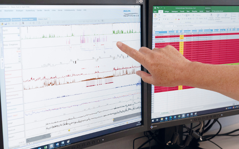 Finger zeigt auf Bildschirm mit Daten