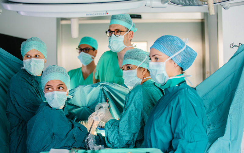 Ärzte im Operationssaal