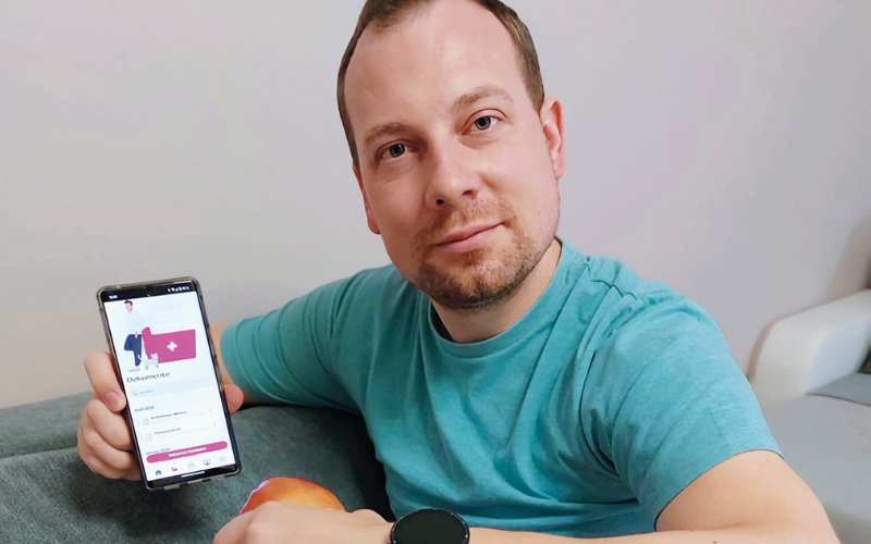 Mann zeigt Handybildschirm