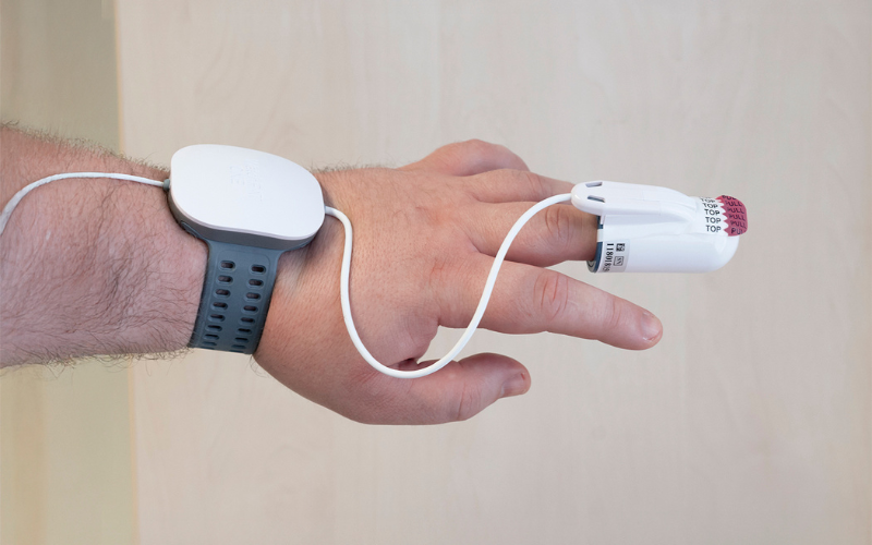 Finger mit Messgerät