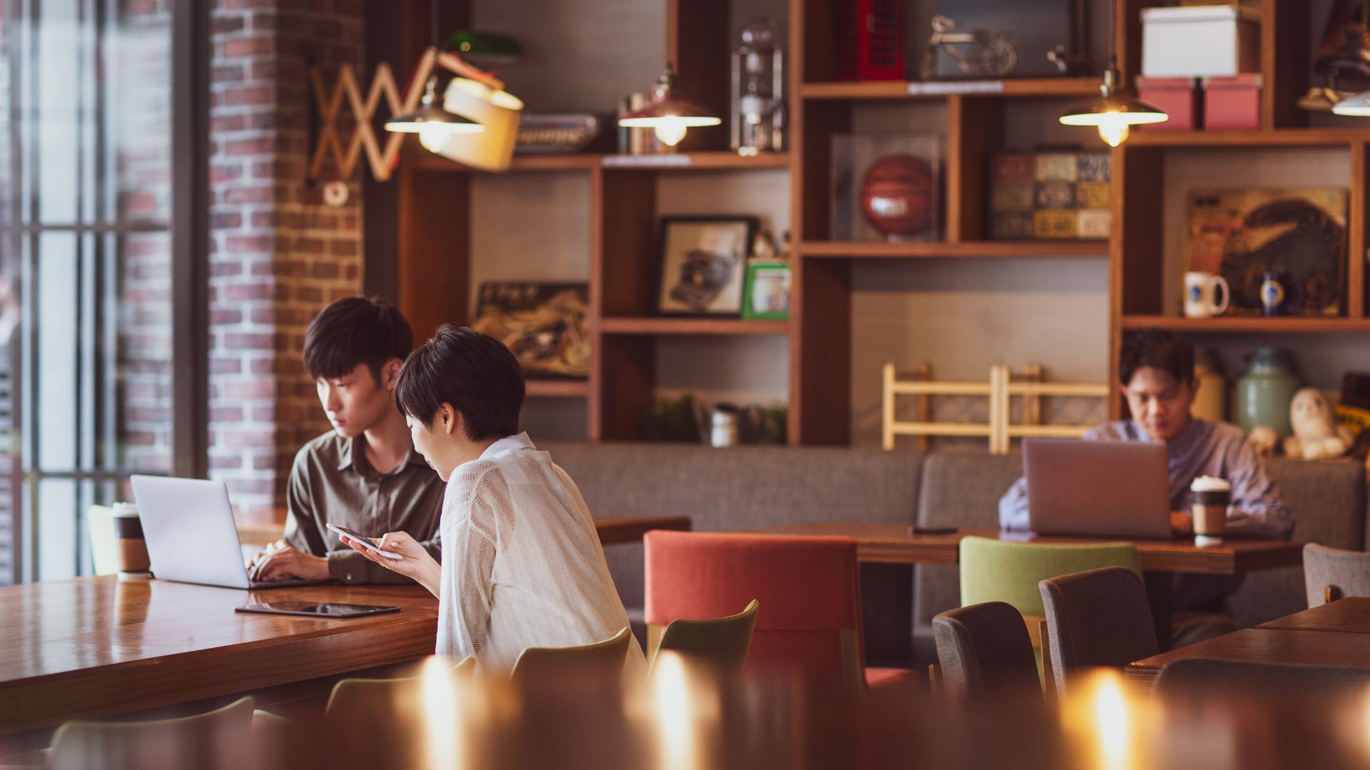 Ruhiger Laptopplatz im UMA Hub Berlin mit WLAN und Tageslicht