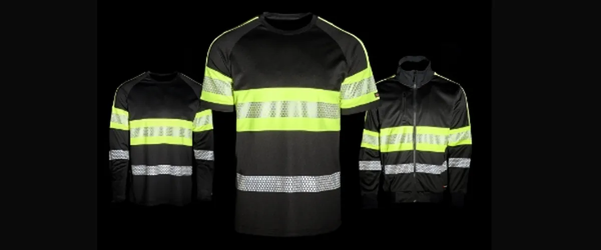 Tre svarta skyddsplagg med reflekterande gula och silverfärgade ränder visas mot en svart bakgrund.