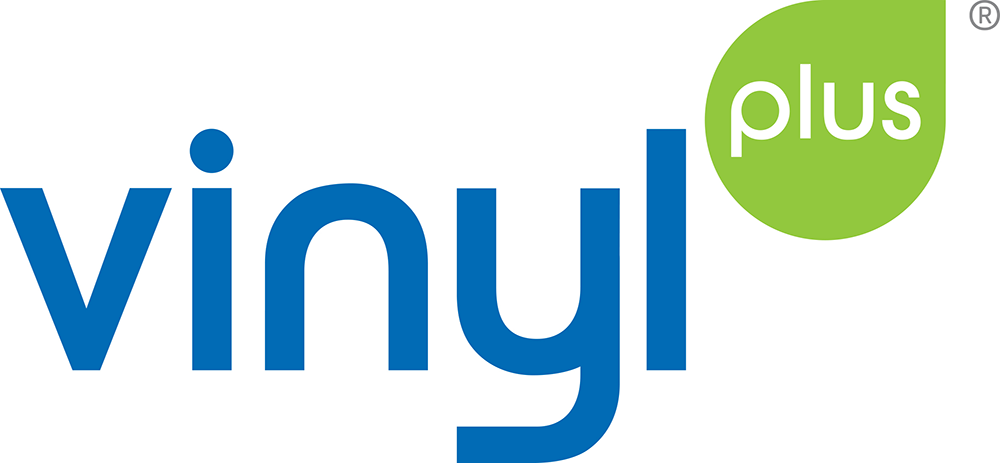 O logotipo da Vinyl Plus, apresentando um "vinyl" estilizado em azul com um círculo verde contendo a palavra "plus" à sua direita.