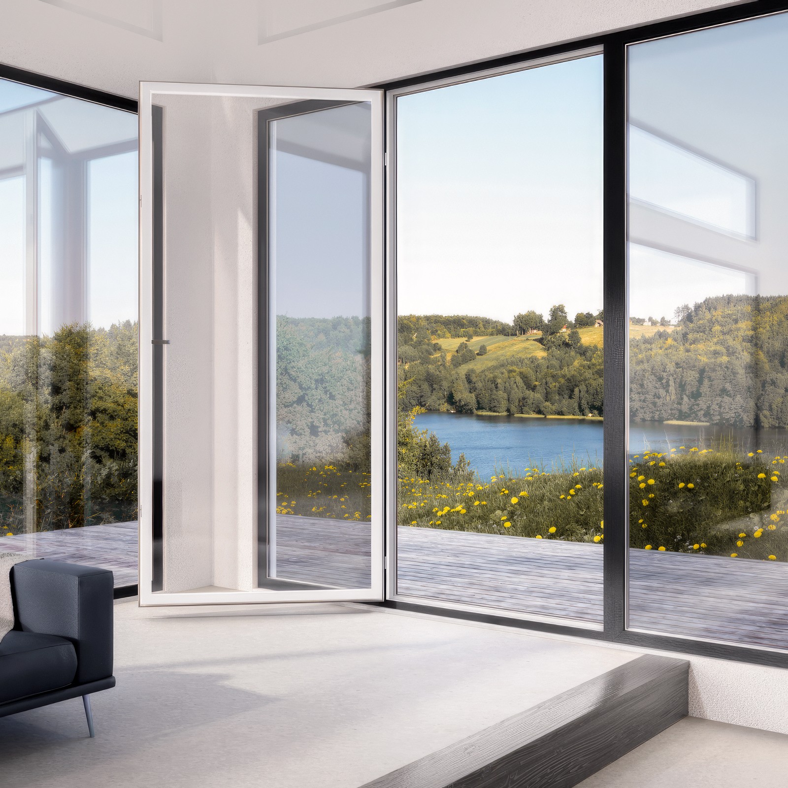 Una habitación con un sofá negro, un piso blanco y un techo blanco. Hay tres ventanas de vidrio con marcos negros. La ventana de la izquierda está abierta y las otras dos están cerradas. Fuera de las ventanas, hay una terraza de madera con flores amarillas y un lago con árboles y césped.