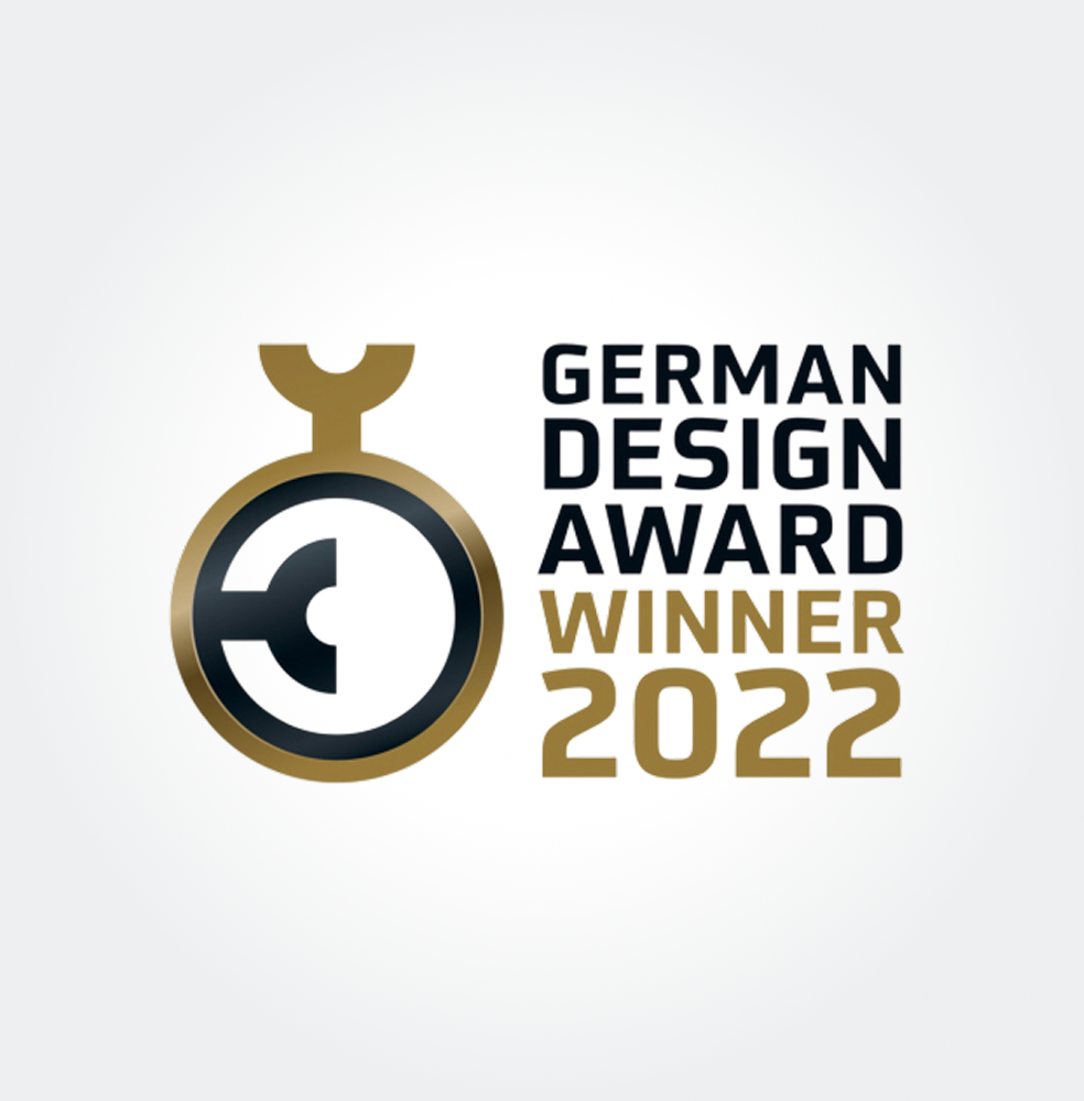 Gewinner des German Design Award 2022 Logo mit einer goldenen Medaille mit einem schwarzen Kreis und einem goldenen Band, begleitet vom Text "Gewinner des German Design Award 2022" in fetter schwarzer Schrift.