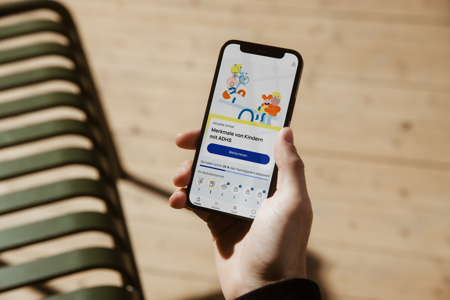 Foto-Mockup einer Hand, die ein Smartphone hält, auf dessen hiToco-Bildschirm der Fortschritt des Nutzers im Trainingsplan sichtbar ist.