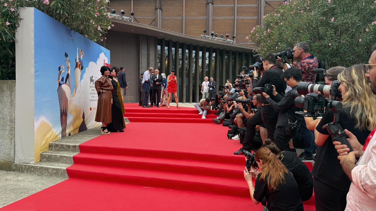 Teona Strugar Mitevska, Noomi Rapace och Sylvia Hoeks på röda mattan inför visningen. Foto: Film i Väst