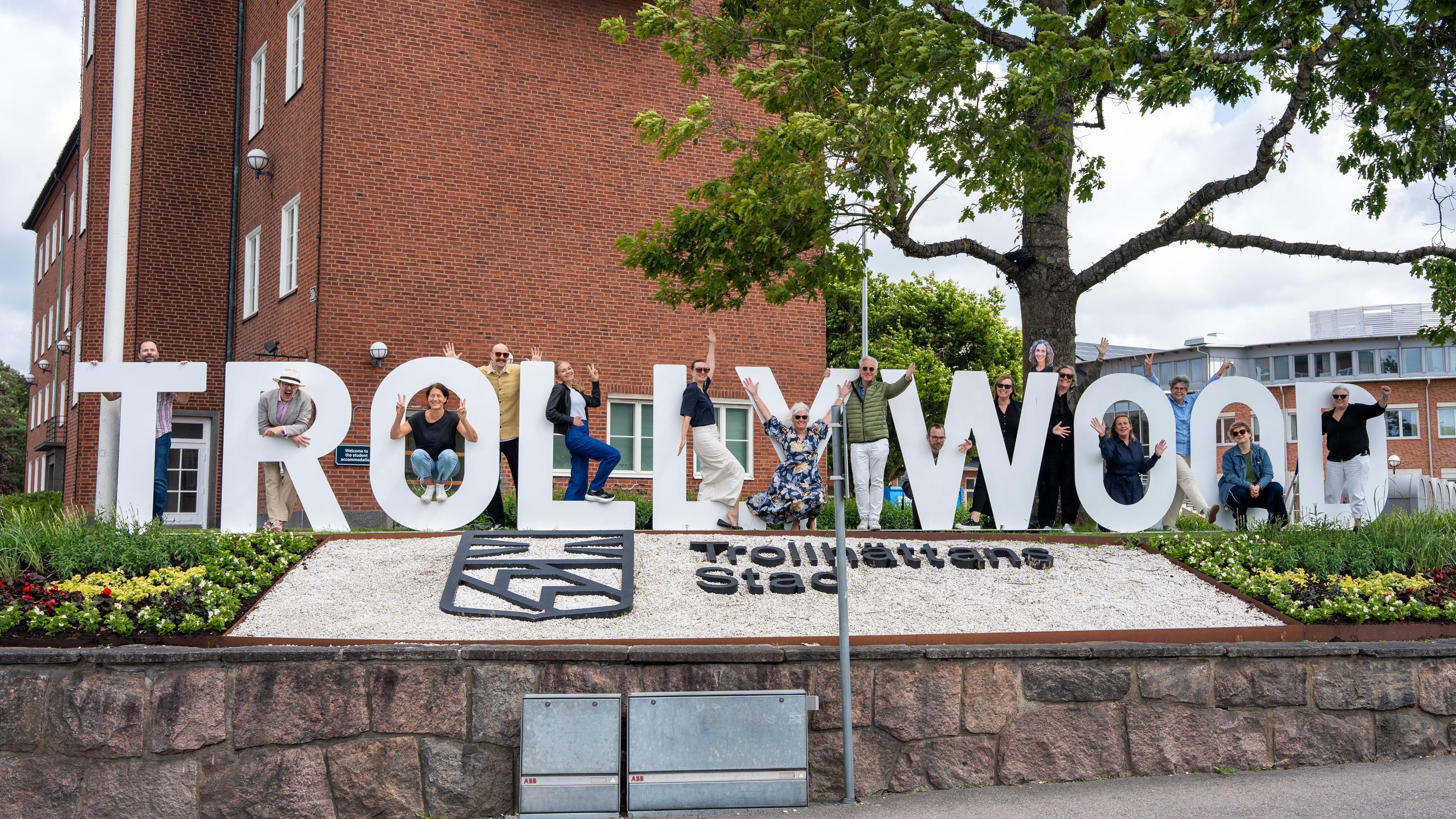 Medarbetare från Film i Väst vid Trollywood-skylten i Trollhättan