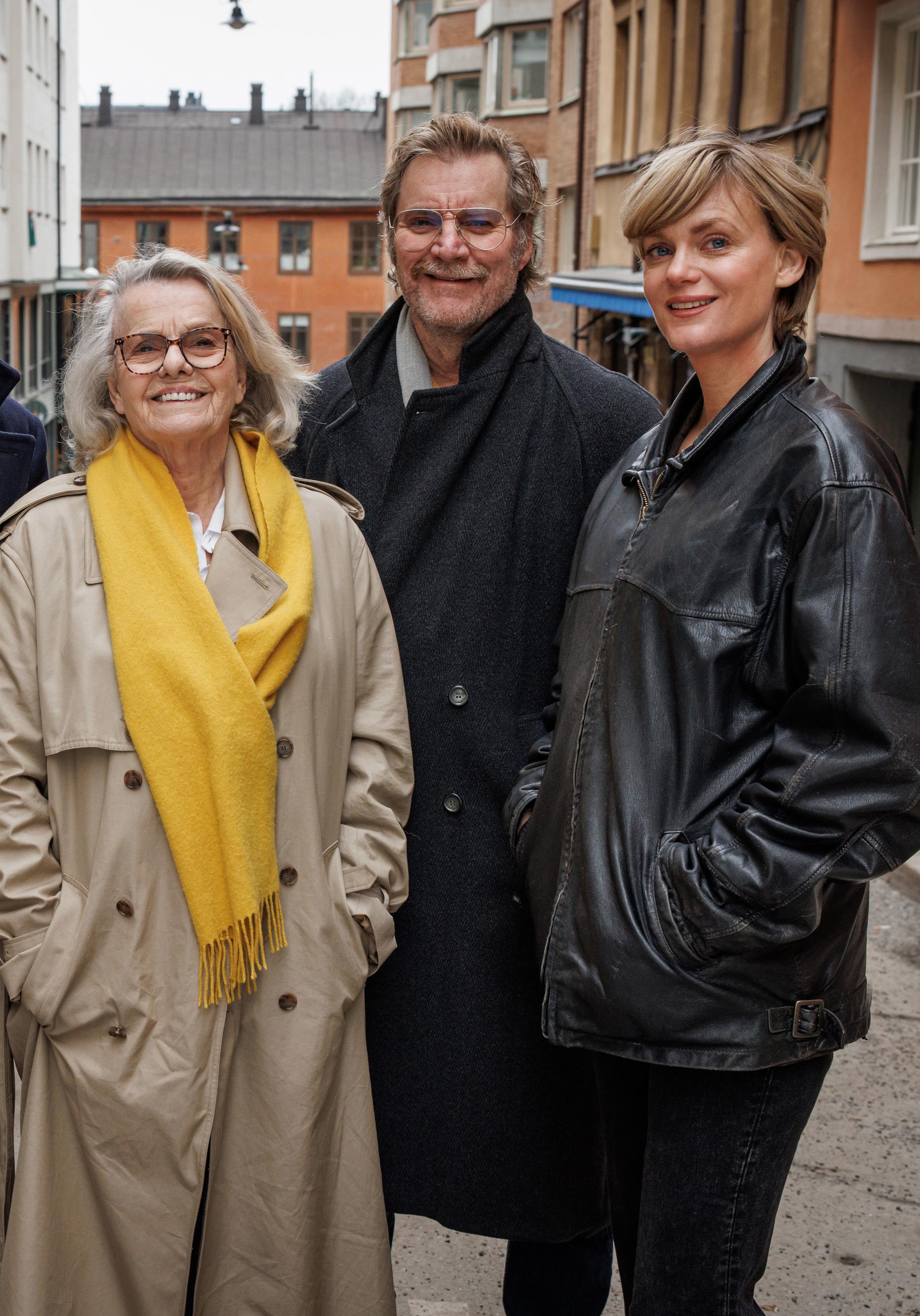På bilden: Mikael Marcimain (regissör). Marie Göranzon, Magnus Krepper och Liv Mjönes. Foto: Johan Paulin/SVT